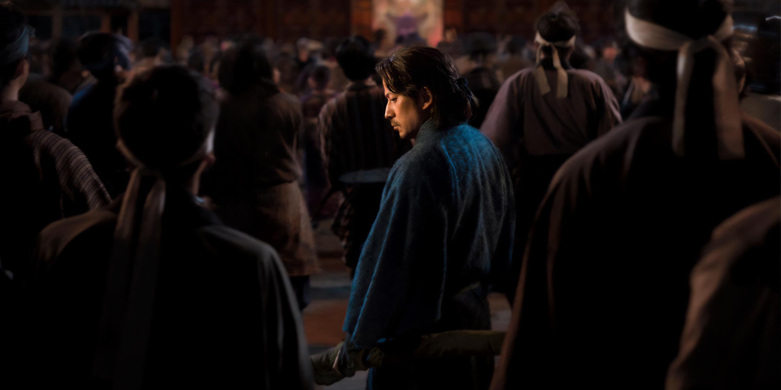 Shujiro Saga entourés de samouraïs dans Last Samurai Standing.