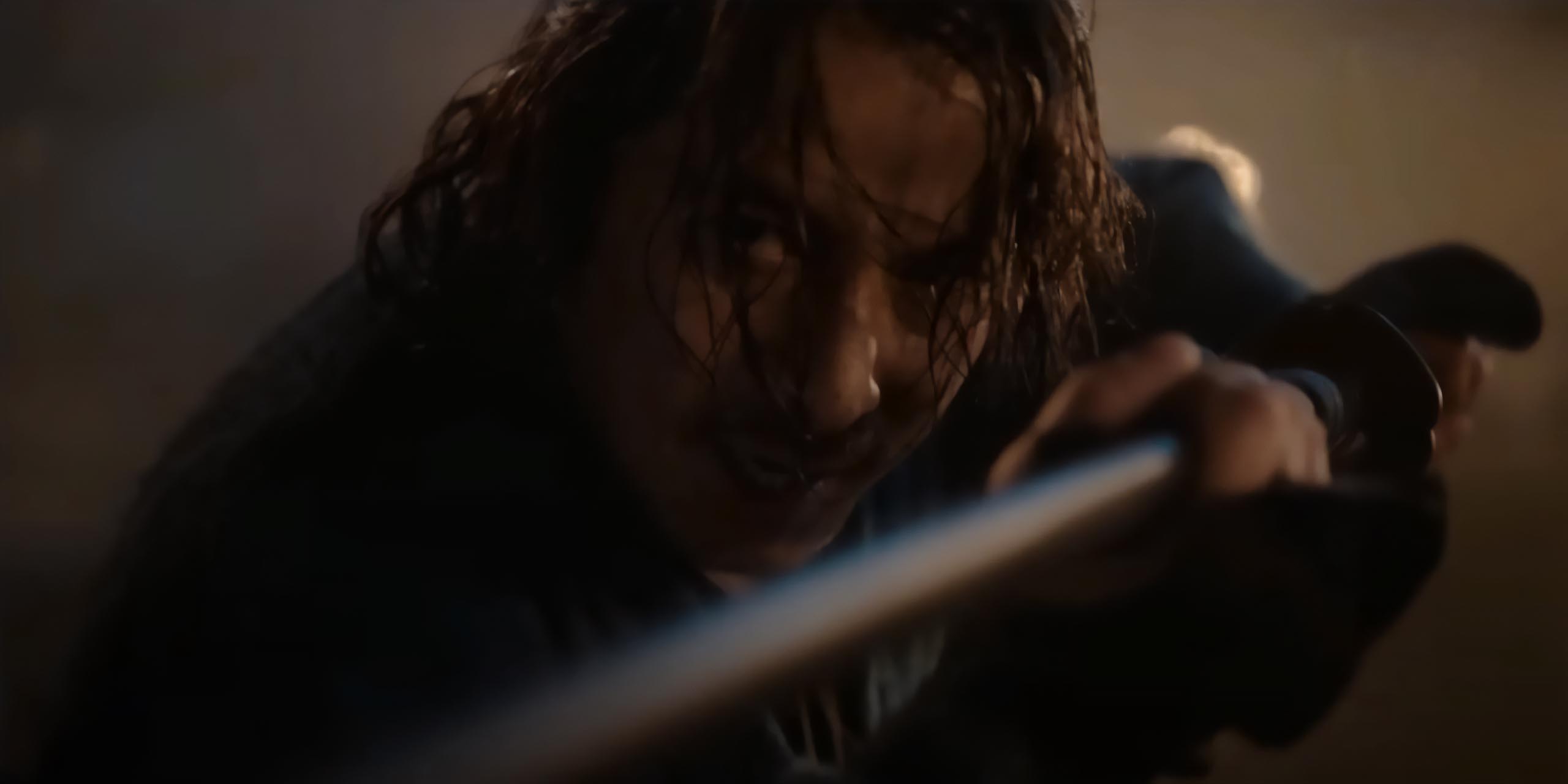 Dans la série Last Samurai Standing, Junichi Okada, dans le rôle de Shujiro, est prêt à passer à l'attaque, sabre en main.