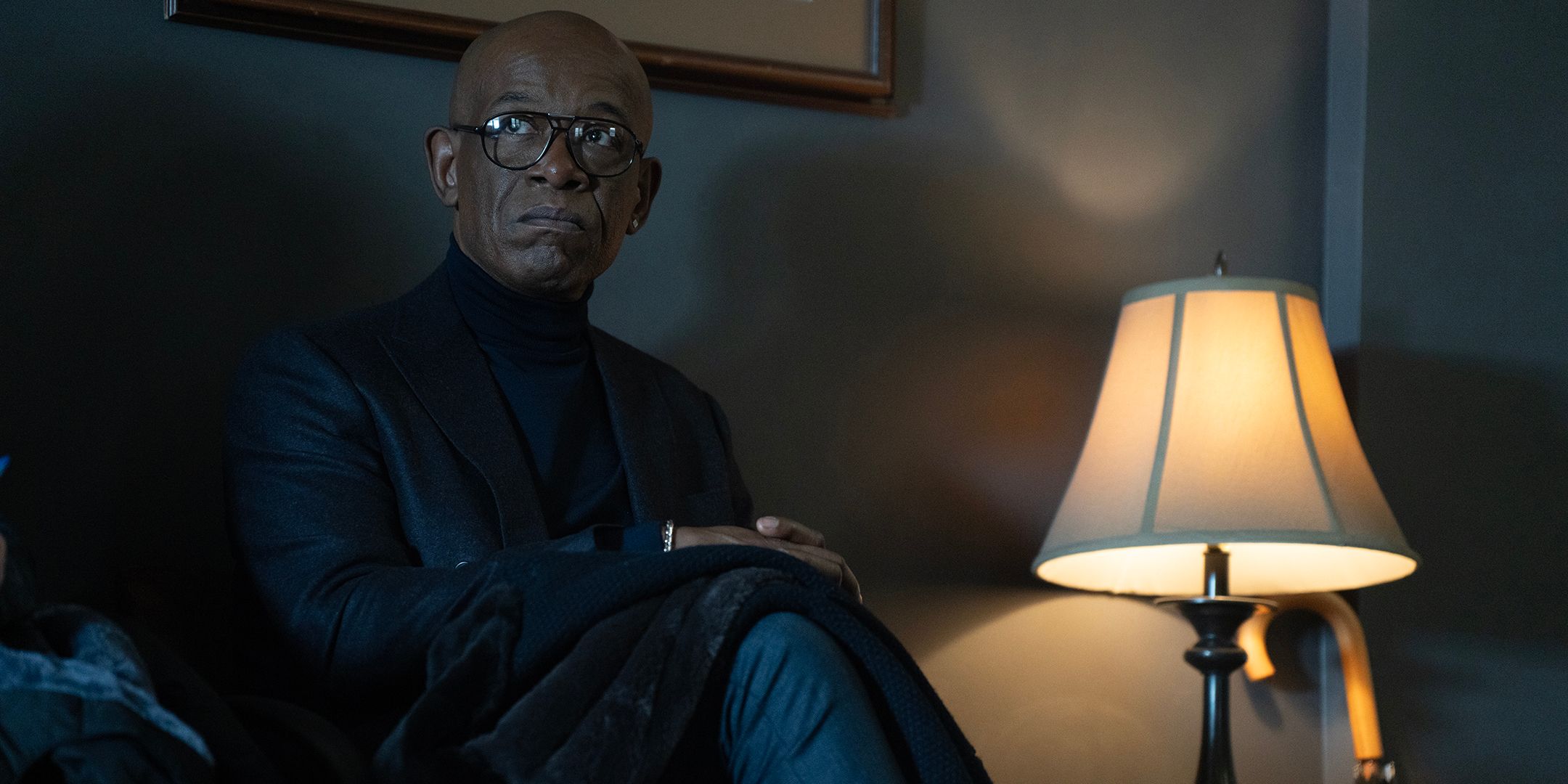 Lennie James, alias Frank Moses, a l'air très intense, assis dans la saison 4 de Mayor of Kingstown.