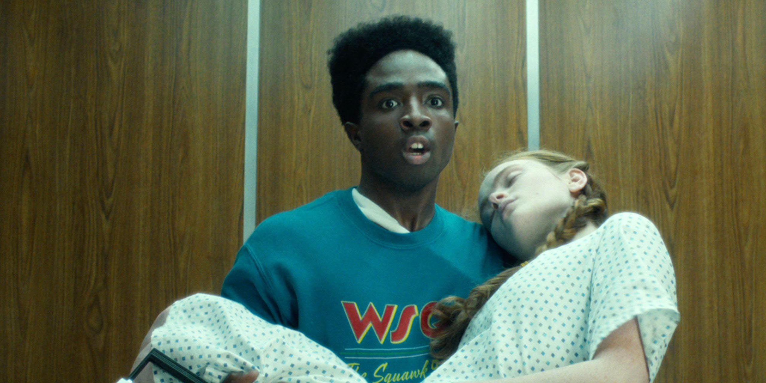 Lucas Sinclair (Caleb McLaughlin) porte Max Mayfield (Sadie Sink) inconsciente dans ses bras dans un ascenseur.