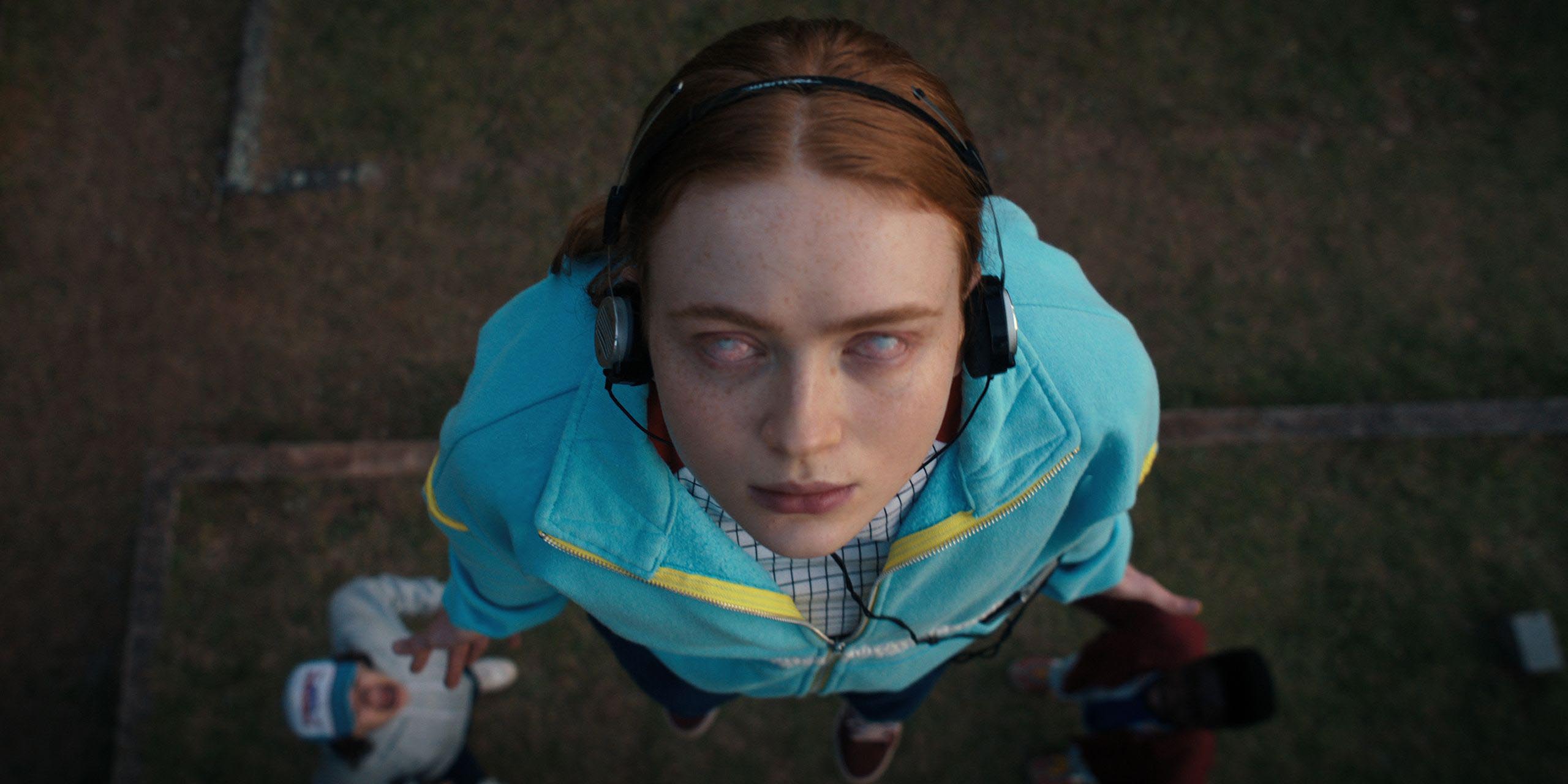 Max Mayfield (Sadie Sink) en transe dans Stranger Things.