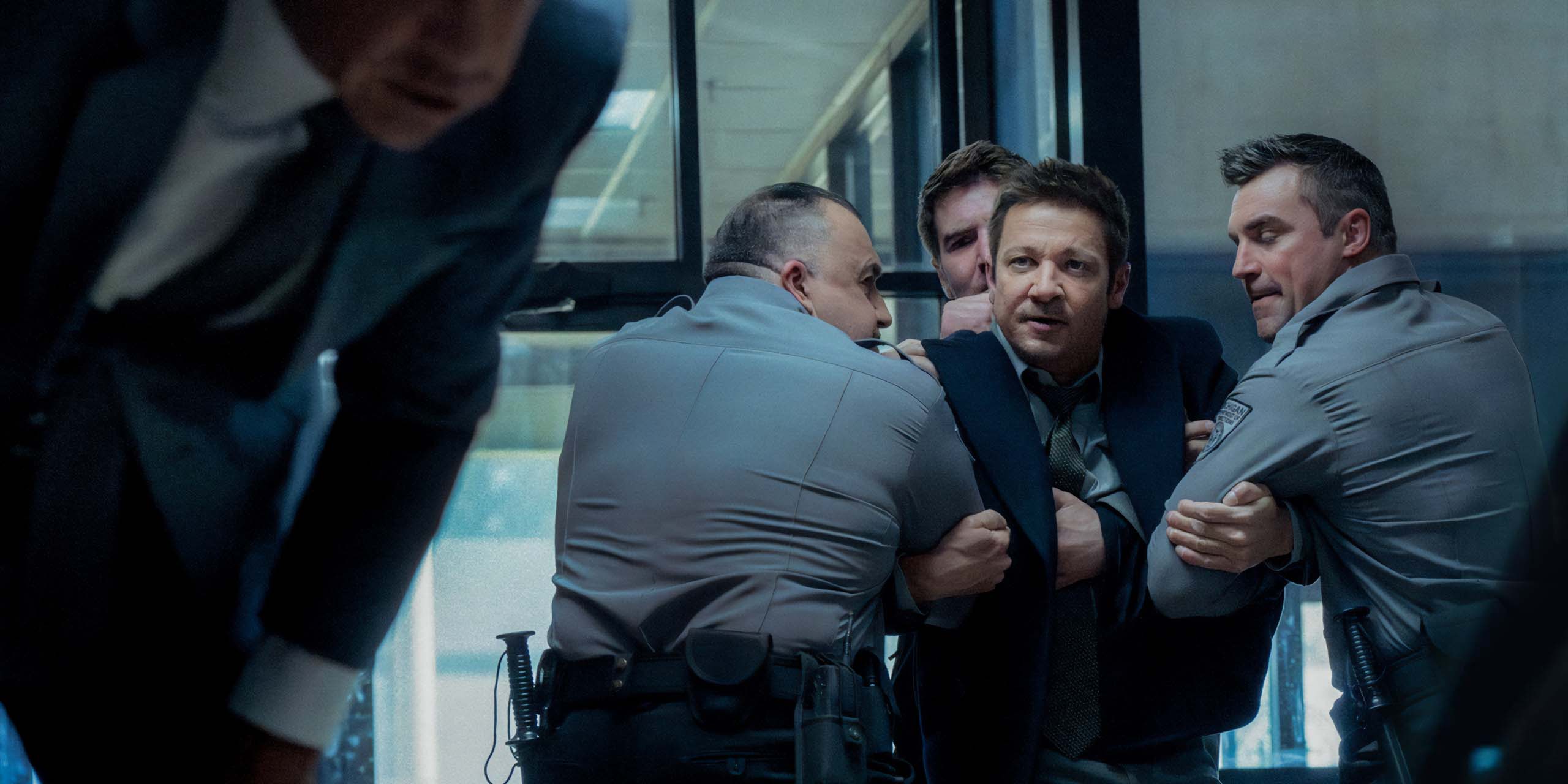 Mike McLusky (Jeremy Renner) au commissariat dans la saison 4 de Mayor of Kingstown.