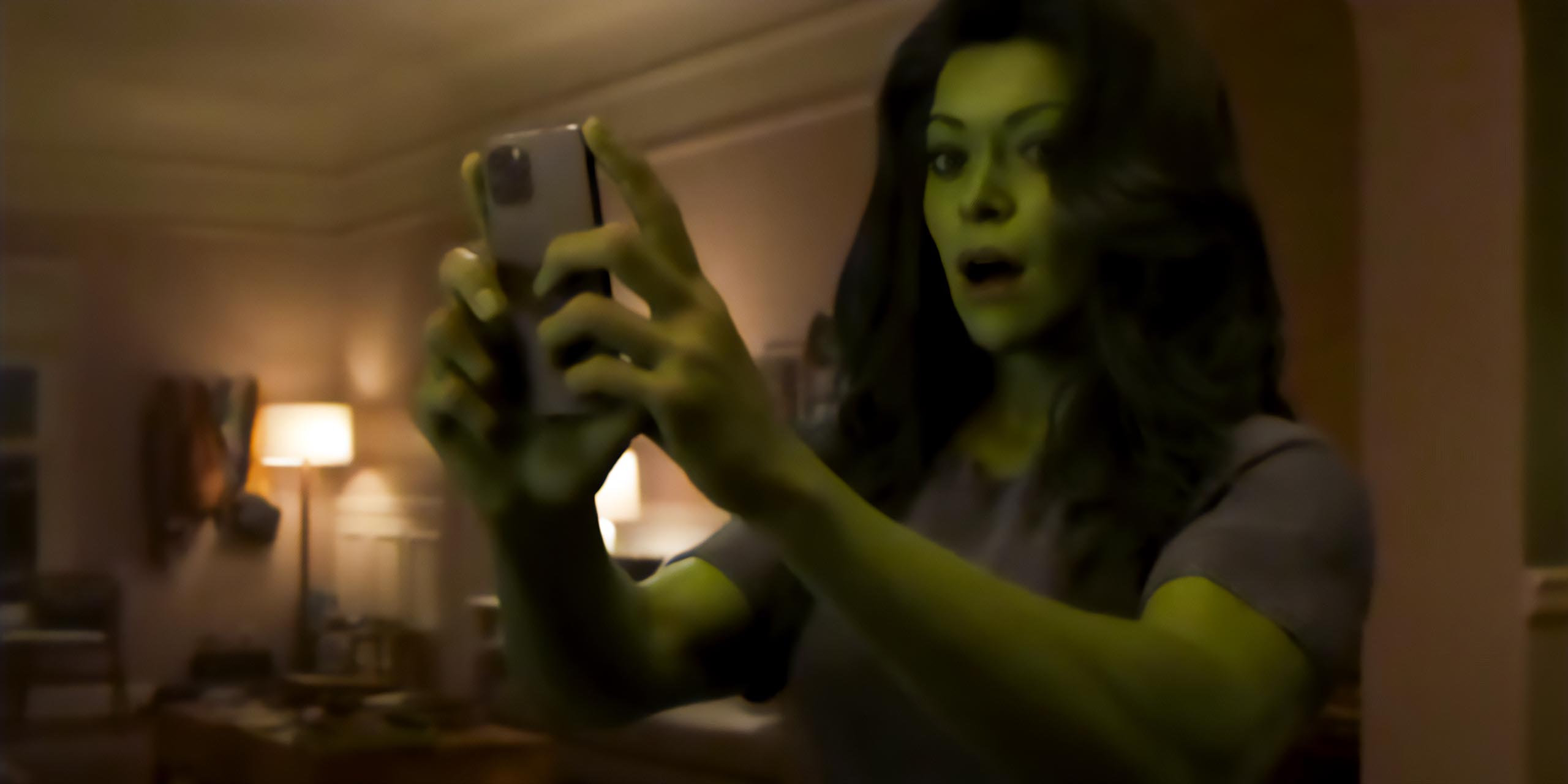 Tatiana Maslany joue le rôle de Jennifer Walters / Miss Hulk dans She-Hulk : Avocate.