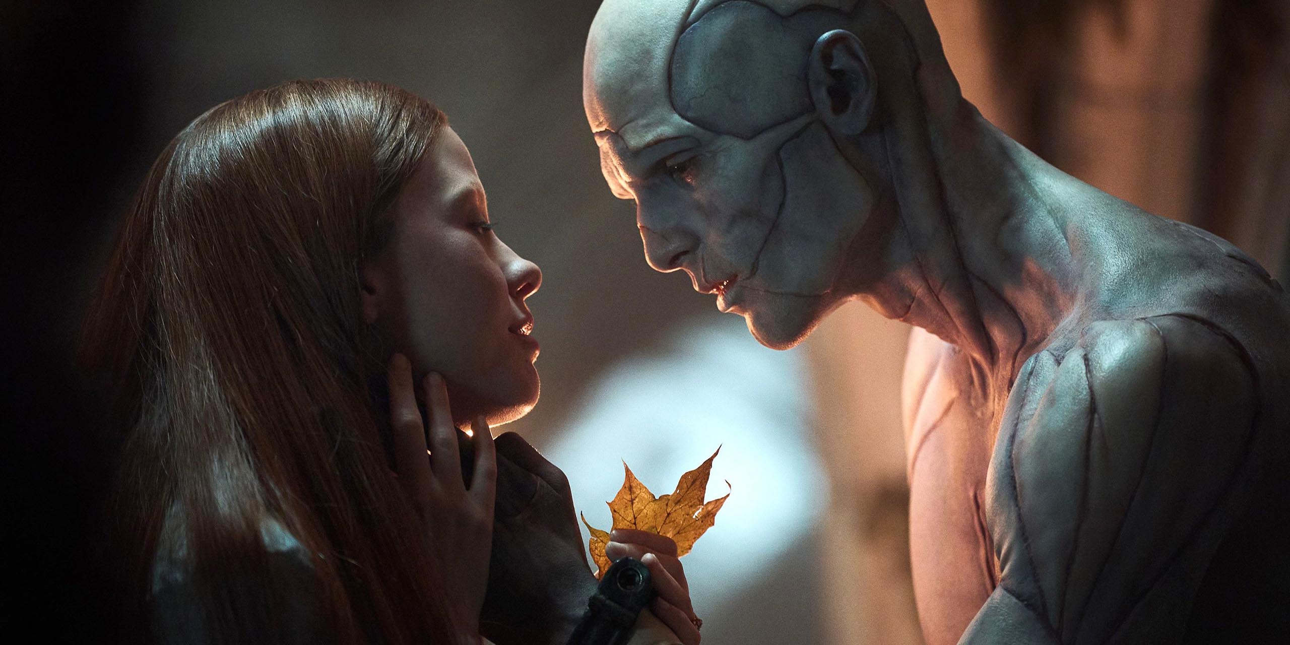 Jacob Elordi et Mia Goth dans Frankenstein, de Guillermo del Toro.