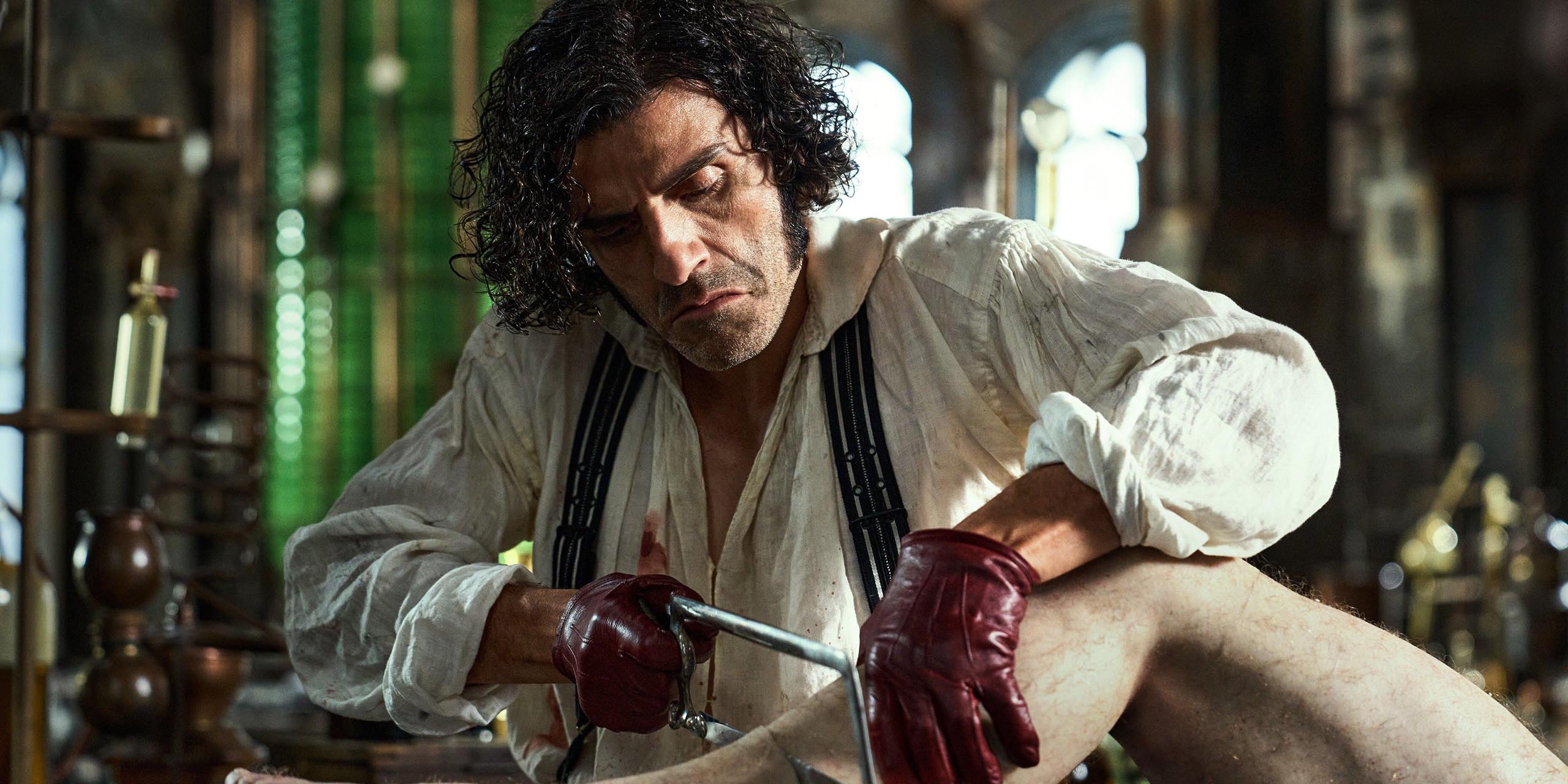 Oscar Isaac dans le rôle du scientifique Victor Von Frankenstein en plein opération, dans le film de Guillermo del Toro, Frankenstein.
