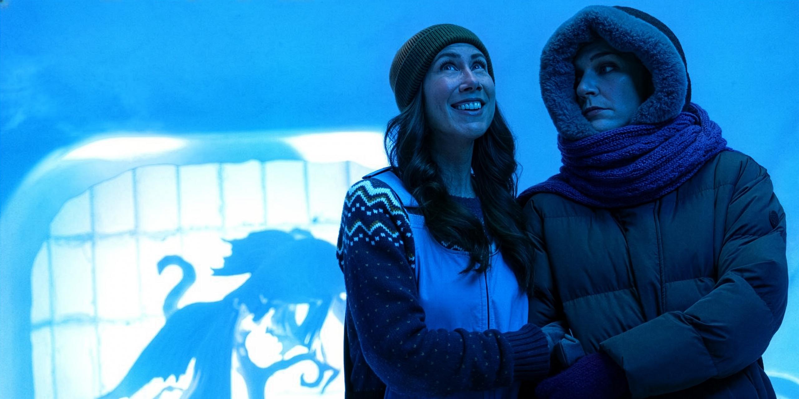 Carol (Rhea Seehorn) et Helen (Miriam Shor) dans un hôtel de glace dans Pluribus, épisode 3