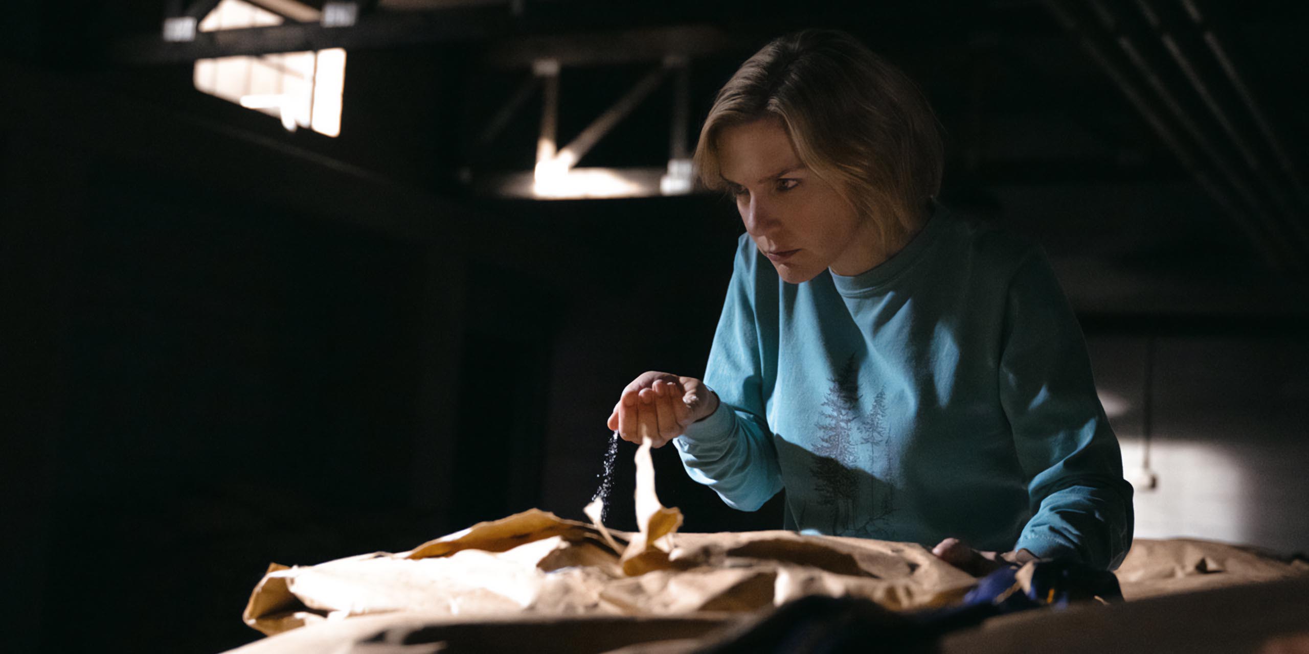 Rhea Seehorn dans le rôle de Carol faisant une étrange découverte dans l'épisode 5 de Pluribus.