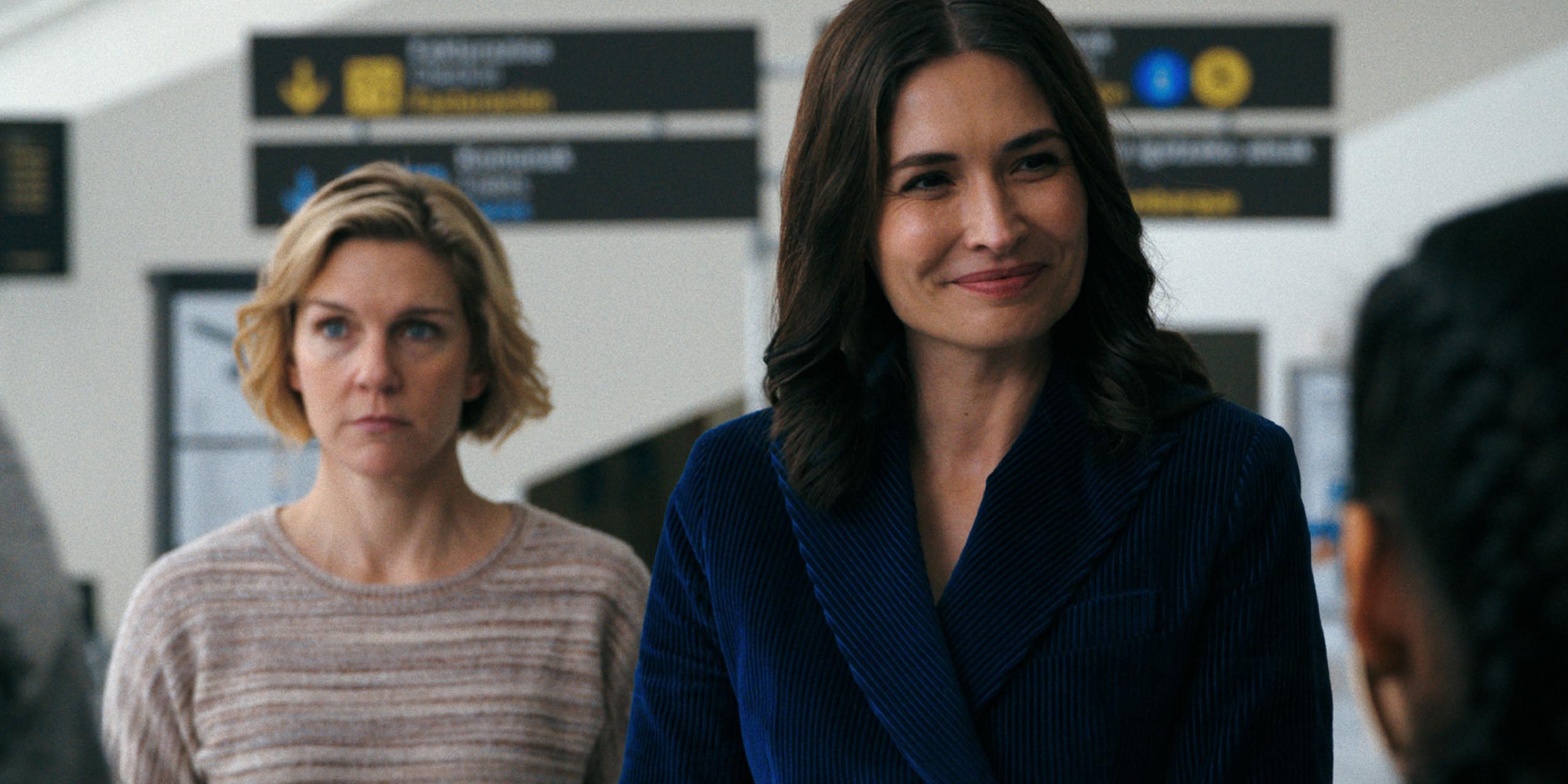 Carol (Rhea Seehorn) et Ana (Karolina Wydra) dans Pluribus.