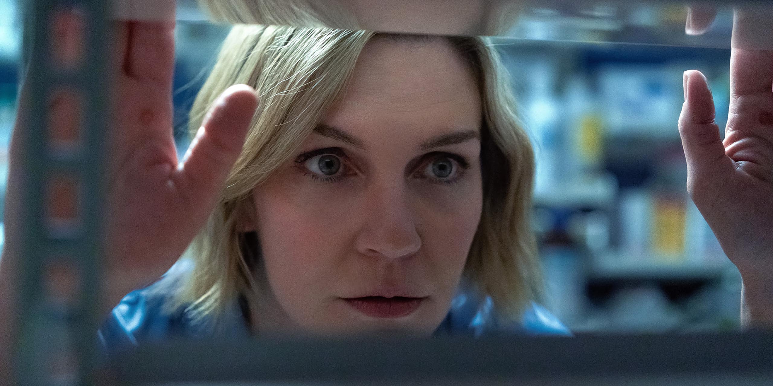 Carol (Rhea Seehorn) dans l'épisode 4 de la saison 1 de Pluribus.
