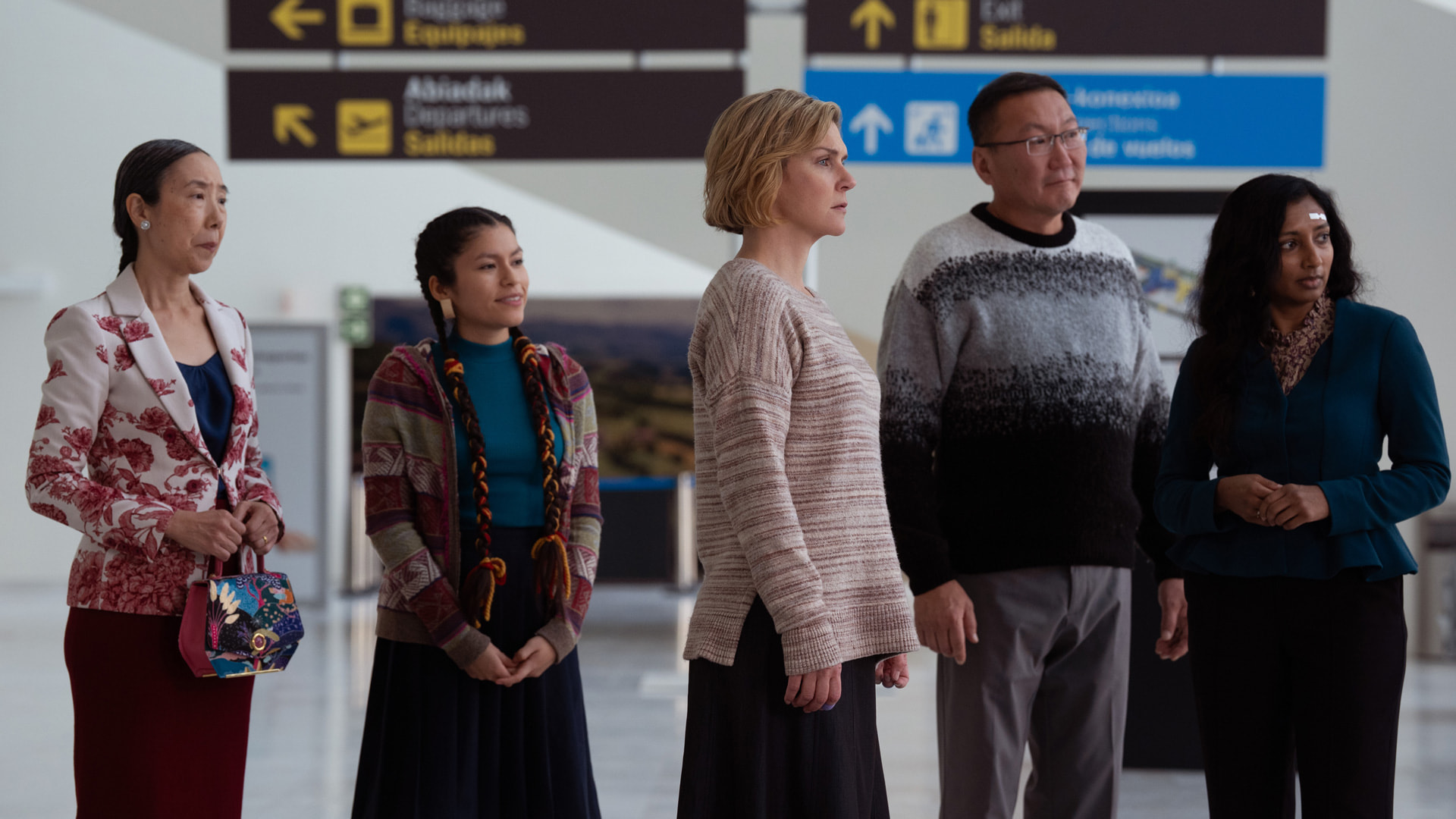 Rhea Seehorn, Sharon Gee, Darinka Arones, Amarburen Sanjid et Menik Gooneratne dans l'épisode 2 de Pluribus.