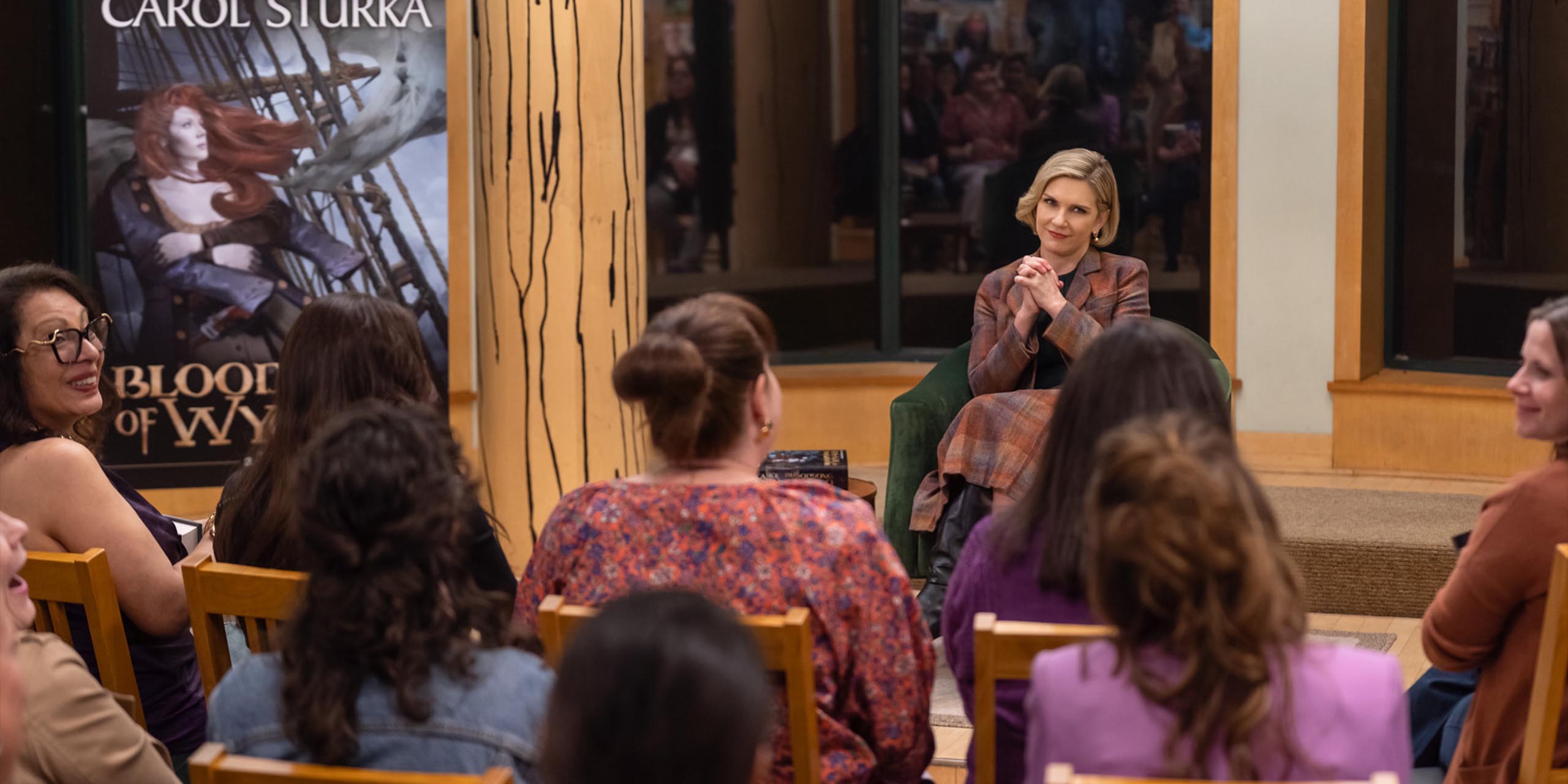 Rhea Seehorn lors d'un événement consacré au livre Wycaro dans le premier épisode de Pluribus.