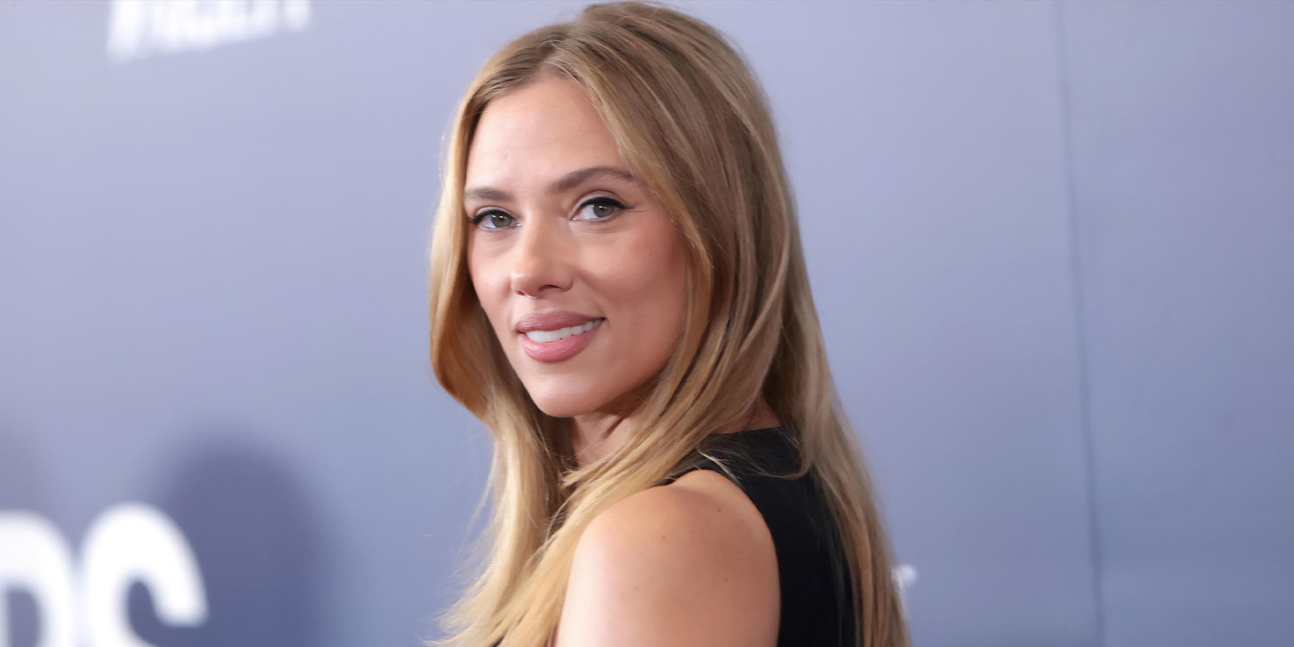 Scarlett Johansson souriant sur le tapis rouge.