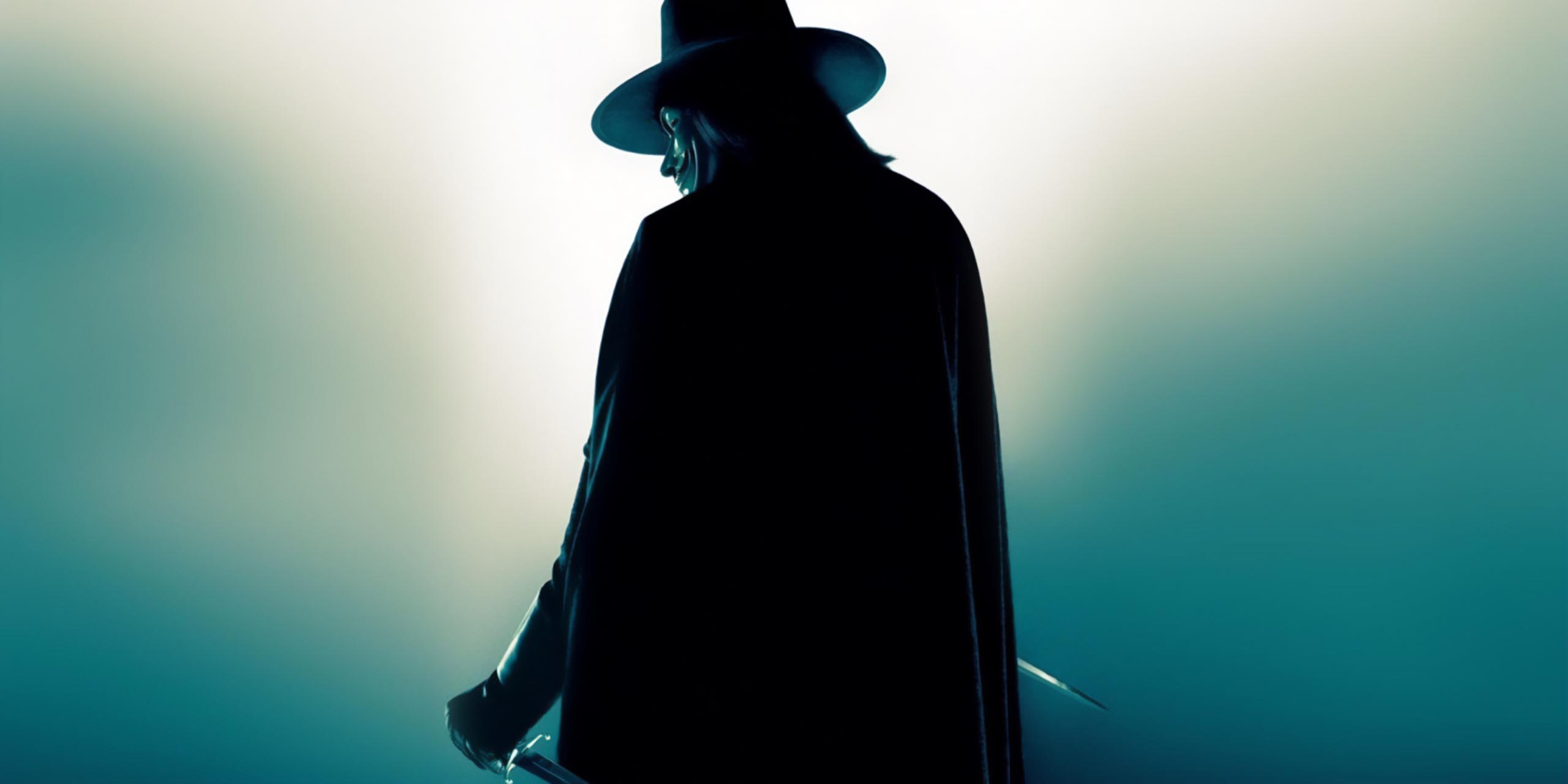 De dos, Hugo Weaving dans le rôle de V dans le film V pour Vendetta.