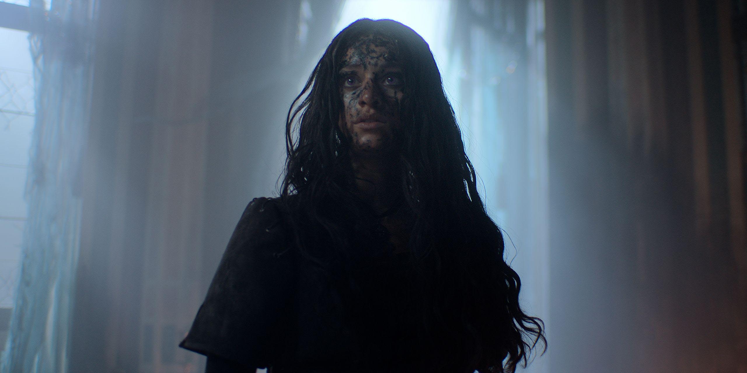 Yennefer couverte de sang et de boue dans la saison 4 de The Witcher