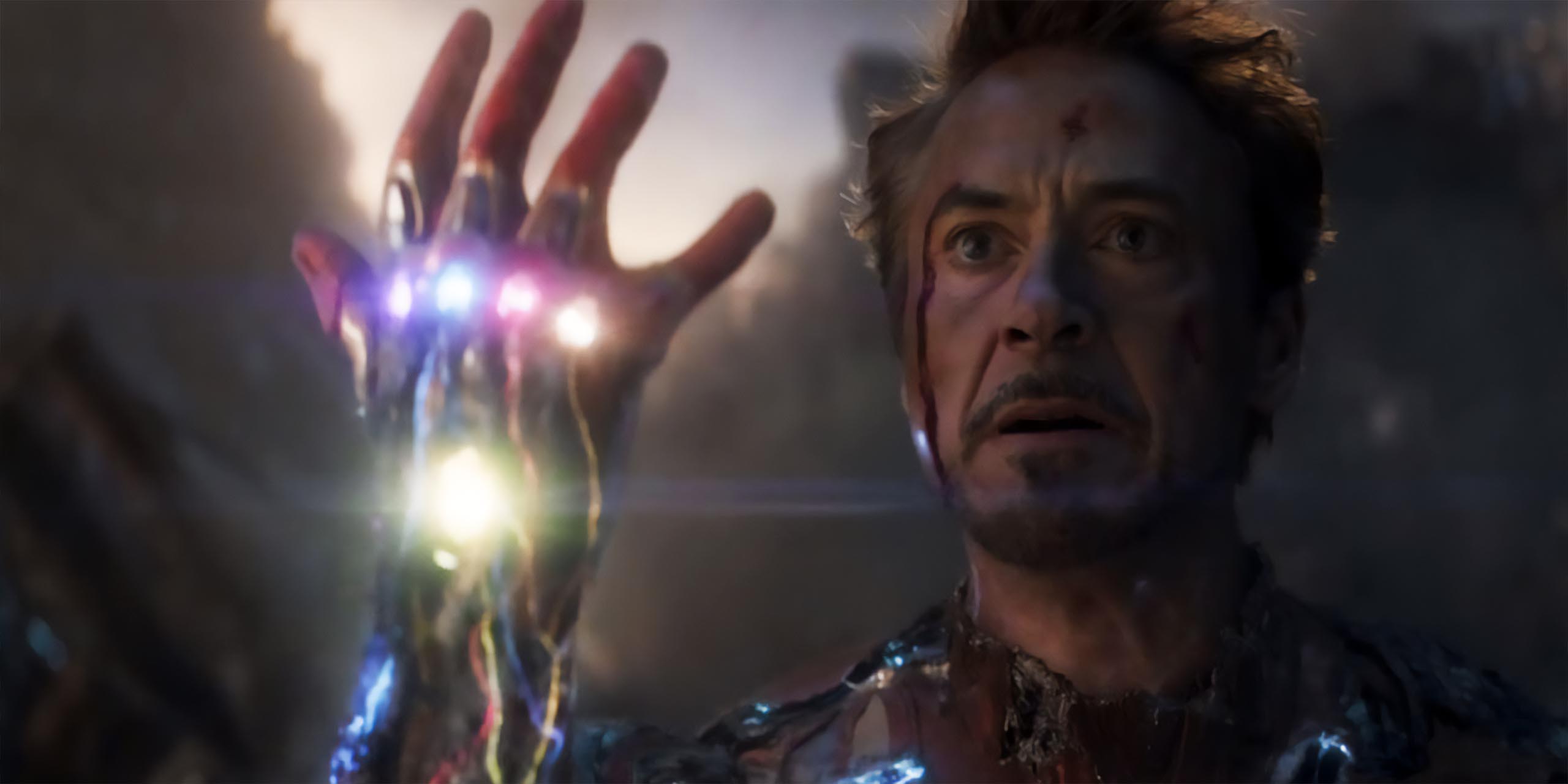 Robert Downy Jr dans le rôle d'Iron Man, le gant du pouvoir à la main, s'apprêtant à se sacrifier dans Avengers: Endgame.