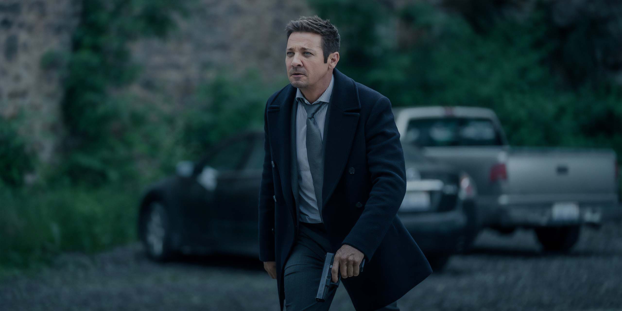 Mike McLusky (Jeremy Renner), plus déterminé que jamais, avec un revolver à la main, dans le final de la saison 4 de Mayor of Kingstown.