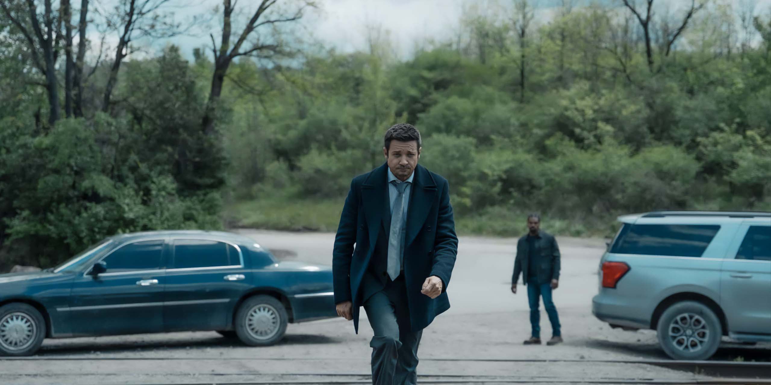 Mike McLusky (Jeremy Renner) marche dans le parking dans la saison 4 de Mayor of Kingstown.