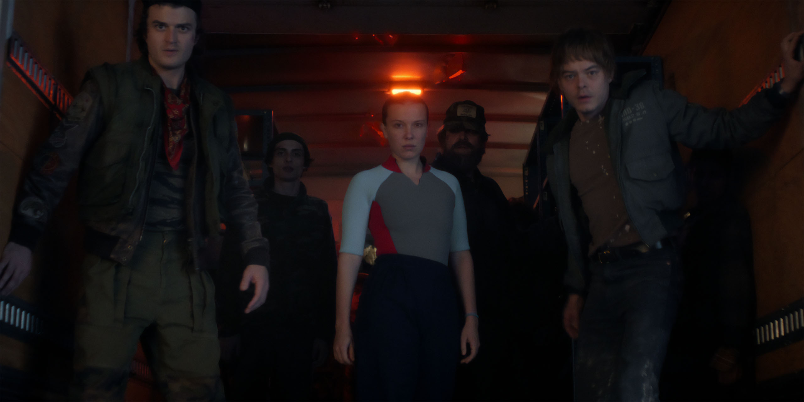 Millie Bobby Brown dans le rôle d'Eleven avec le reste de l'équipe de Stranger Things, partant affronter Vecna dans la saison 5.