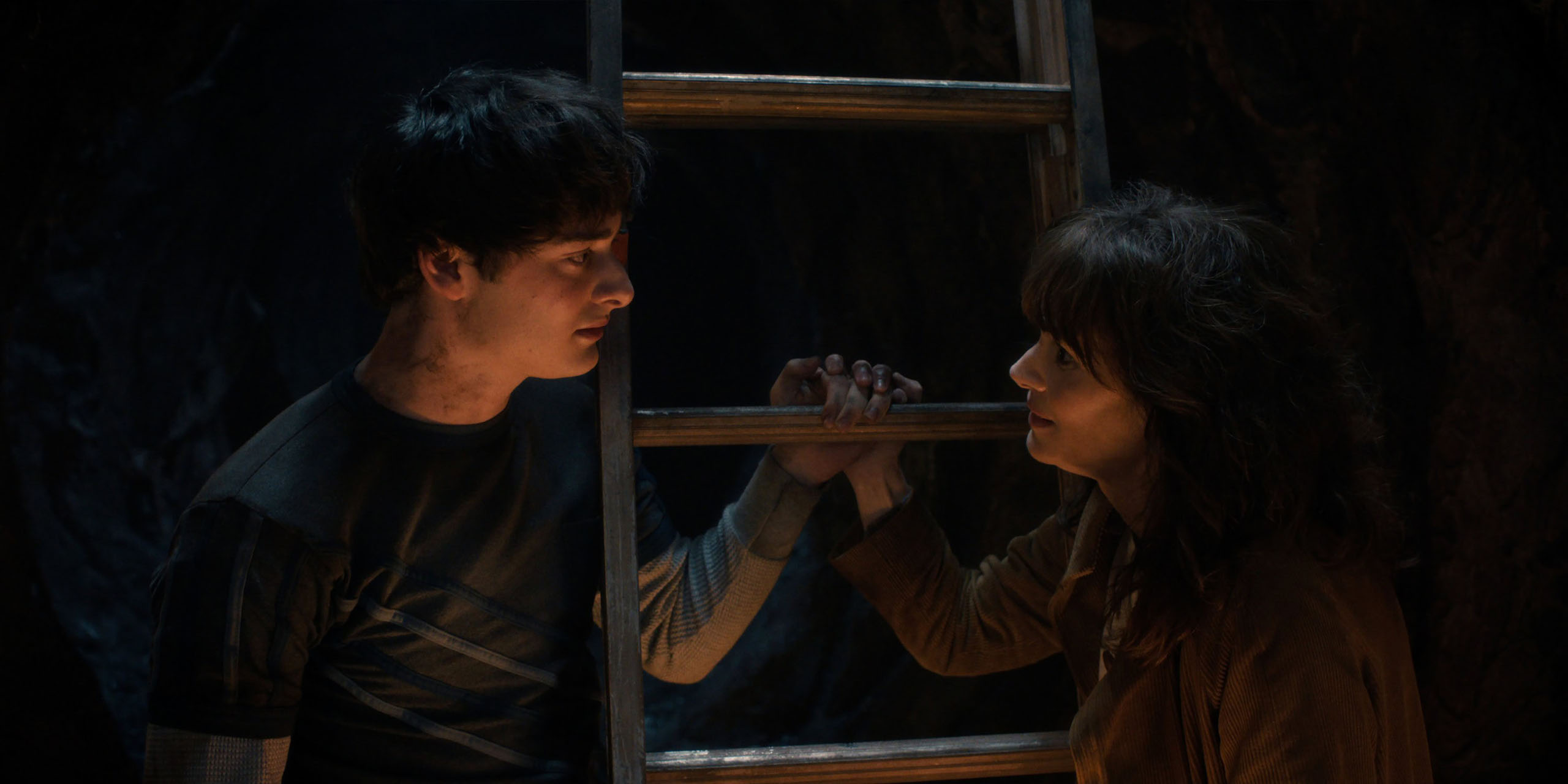 Will et Joyce tenant une échelle dans l'épisode 5 de la saison 5 de Stranger Things.