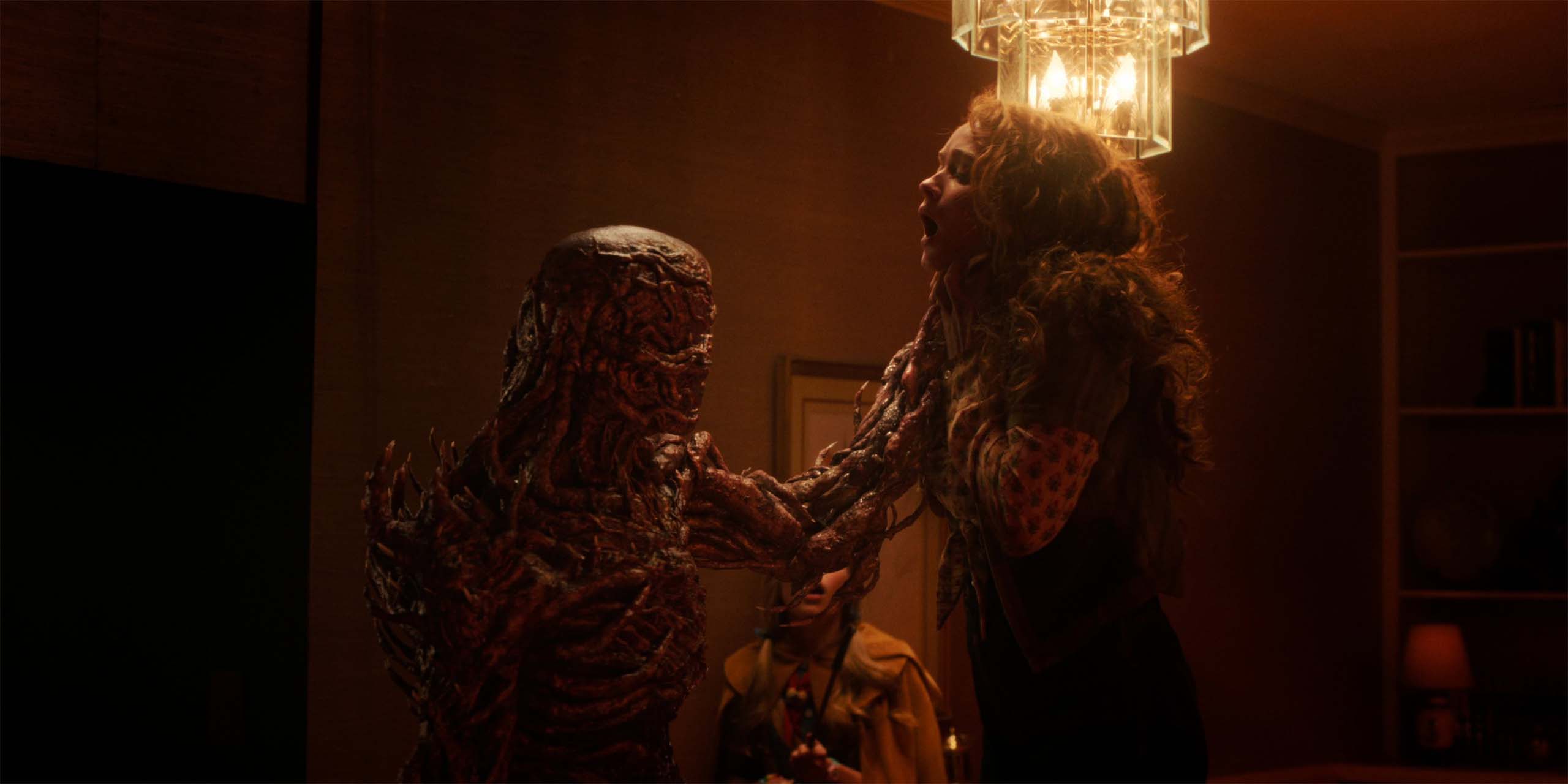 Vecna tenant Max par le cou dans l'épisode 5 de la saison 5 de Stranger Things.
