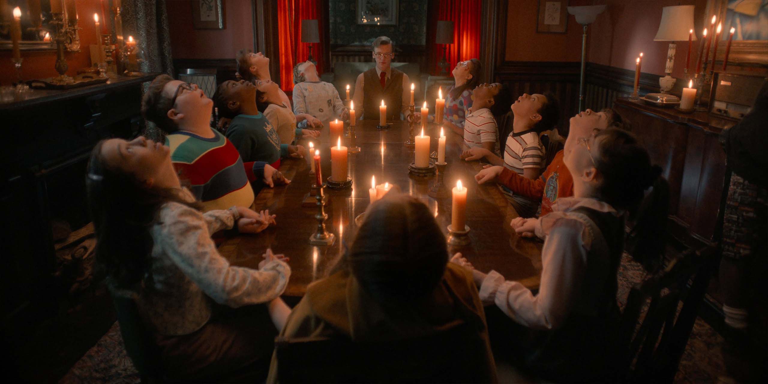 Les 12 enfants assis autour de la table avec Henry Creel dans l'épisode 7 de la saison 5 de Stranger Things.