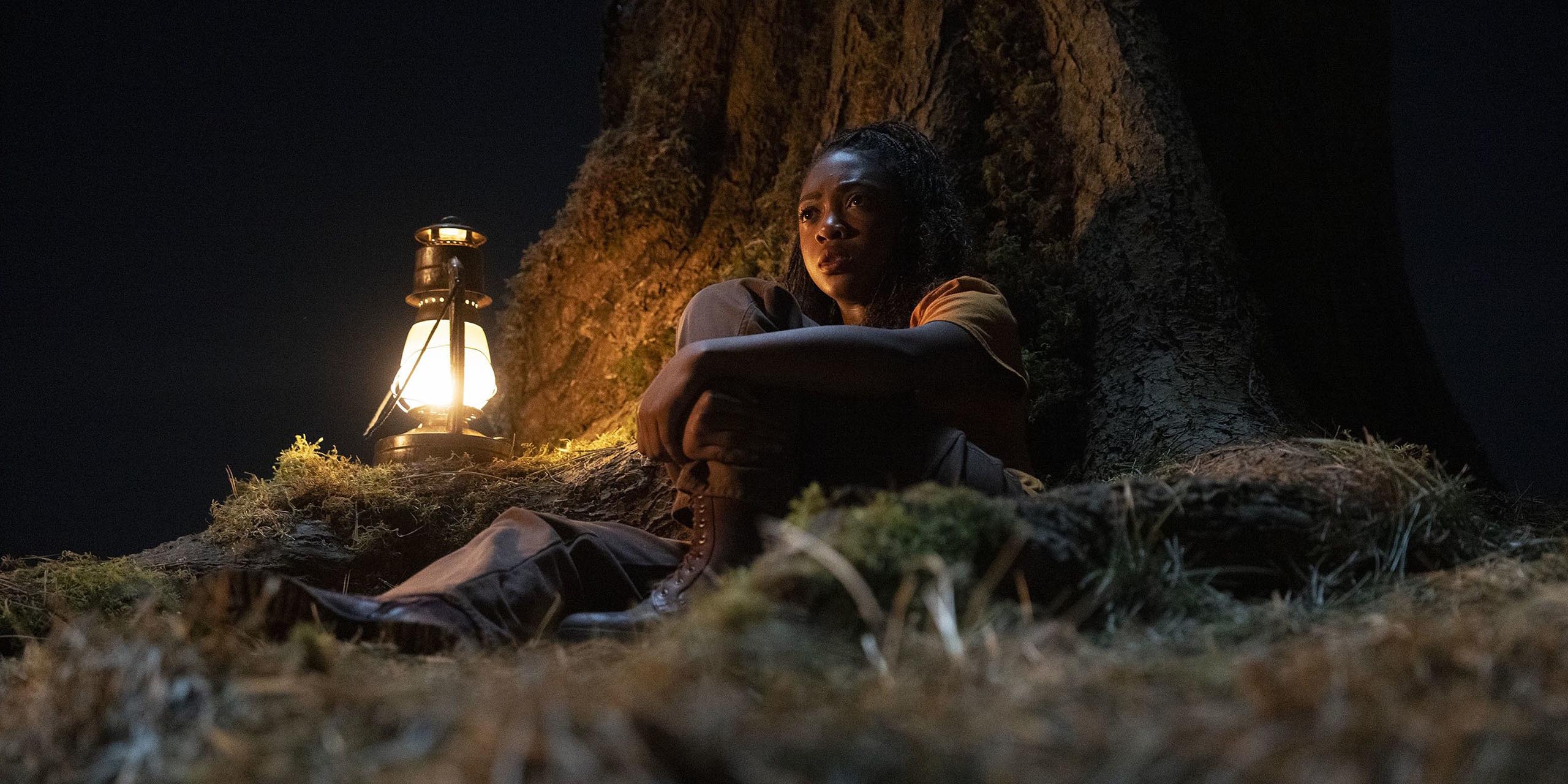 Dans la saison 2 de Percy Jackson et les Olympiens, Annabeth est assise, le dos appuyé contre l'arbre de Thalia.