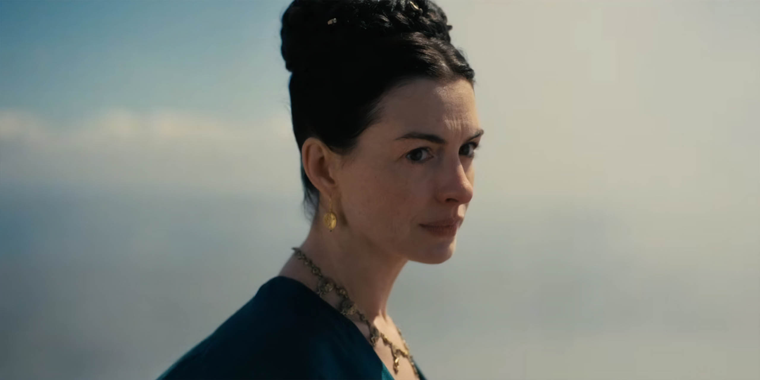 Anne Hathaway, en gros plan, affiche un regard inquiet dans le rôle de Pénélope dans L'Odyssée.