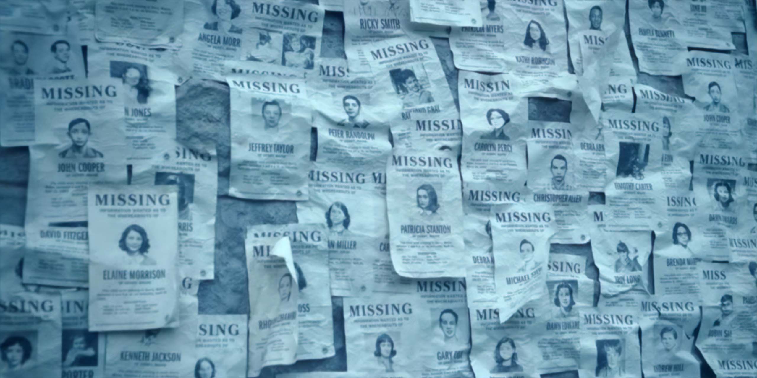 Les nombreux avis de recherche des victimes de Pennywise dans l'épisode final de Ça : Bienvenue à Derry.
