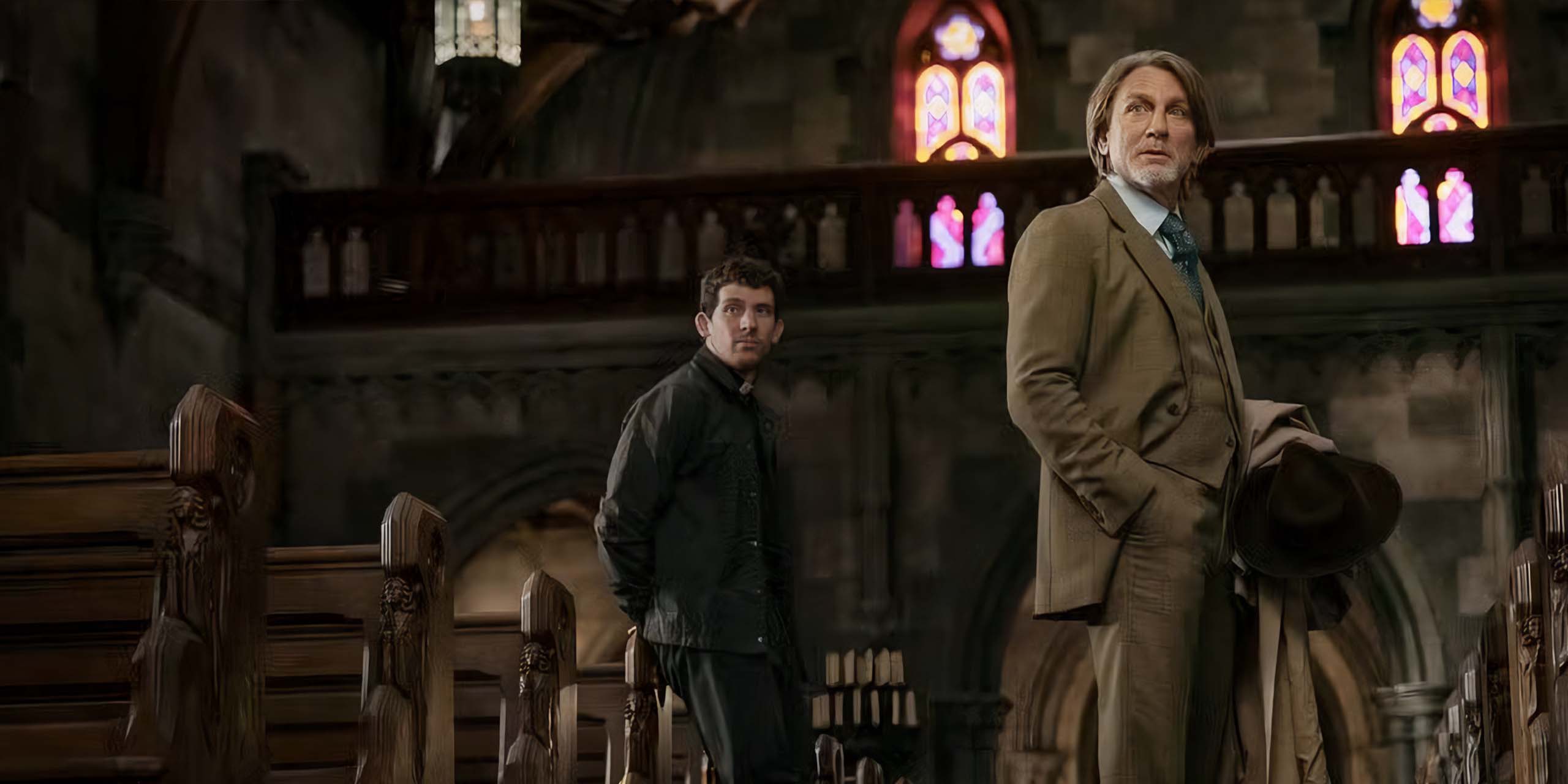 Le détective privé Benoit Banc (Daniel Craig) et le père Jud Duplenticy (Josh O'Connor) dans Wake-Up Dead Man.