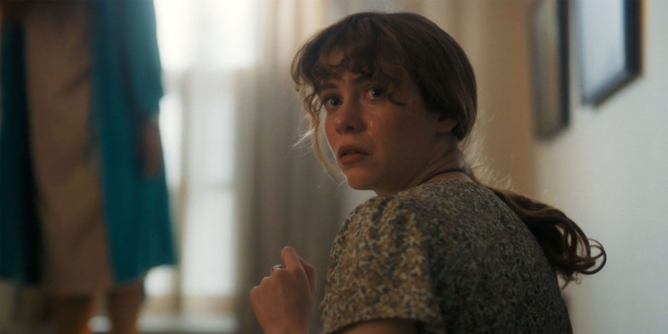 Beverly Marsh regarde par-dessus son épaule dans Ça. Bienvenue à Derry.