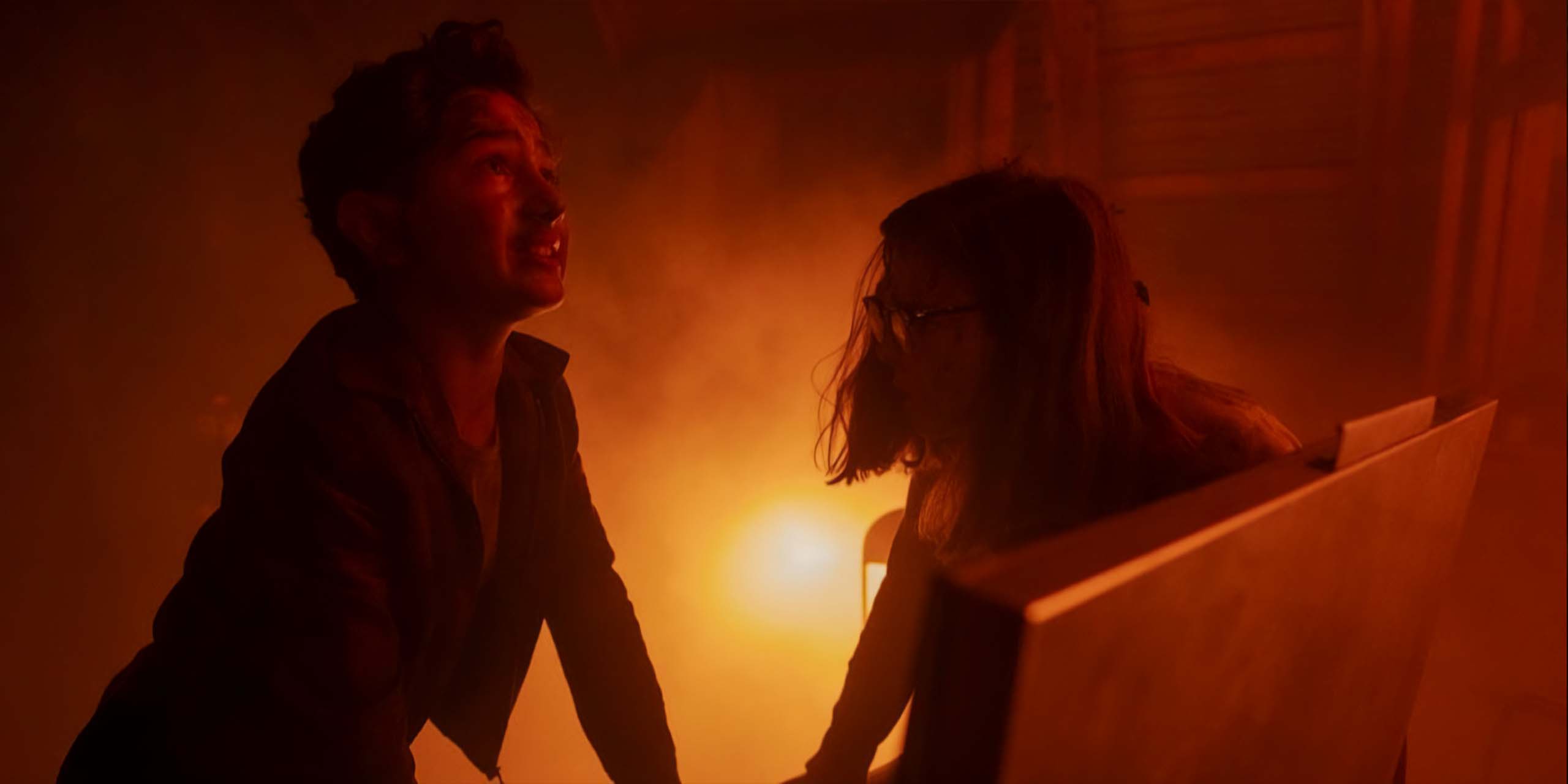 Rich (Arian S. Cartaya) et Marge (Matilda) tentent de se cacher pendant un incendie dans Ça : Bienvenue à Derry.
