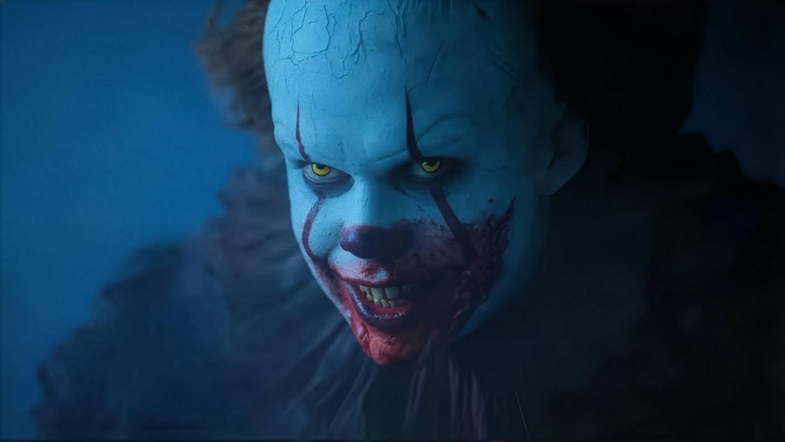 Le terrifiant clown Pennywise (Bill Skarsgård) dans Ça : Bienvenue à Derry sur HBO Max.