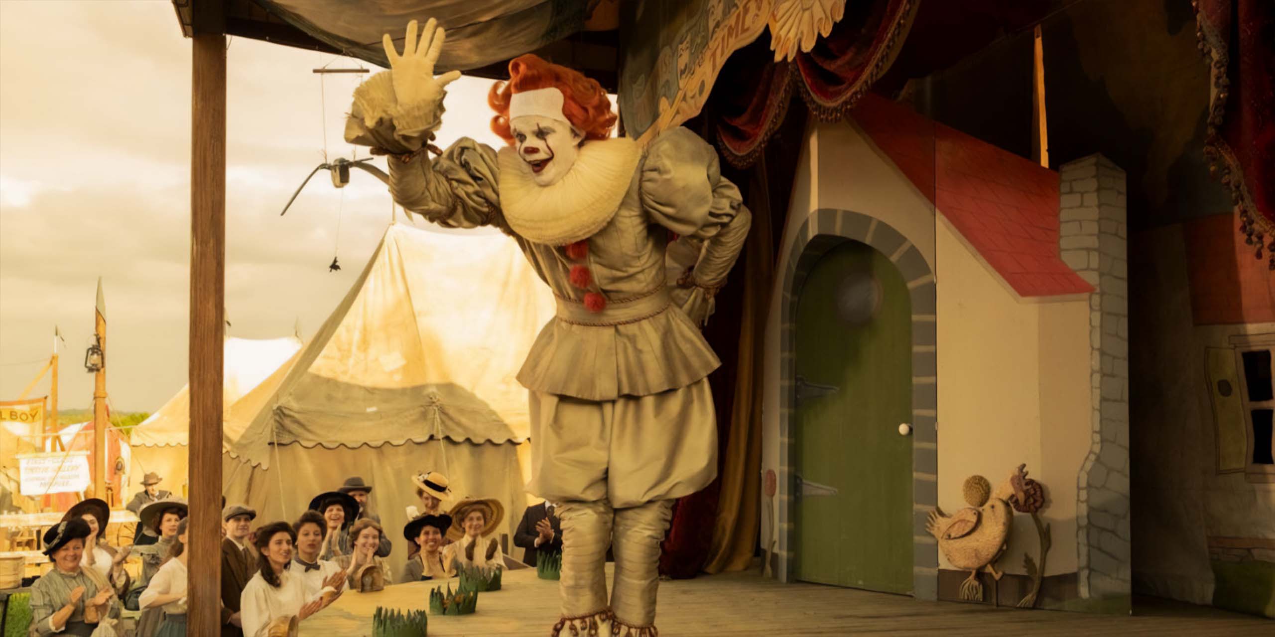Pennywise, le clown danseur (Bill Skarsgard), se produit lors d'un carnaval dans Ça : Bienvenue à Derry.