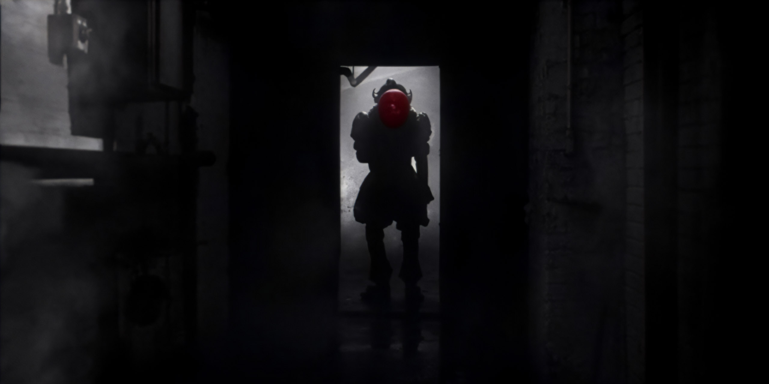 La silhouette du démoniaque clown Pennywise (Bill Skarsgård) dans Ça : Bienvenue à Derry.