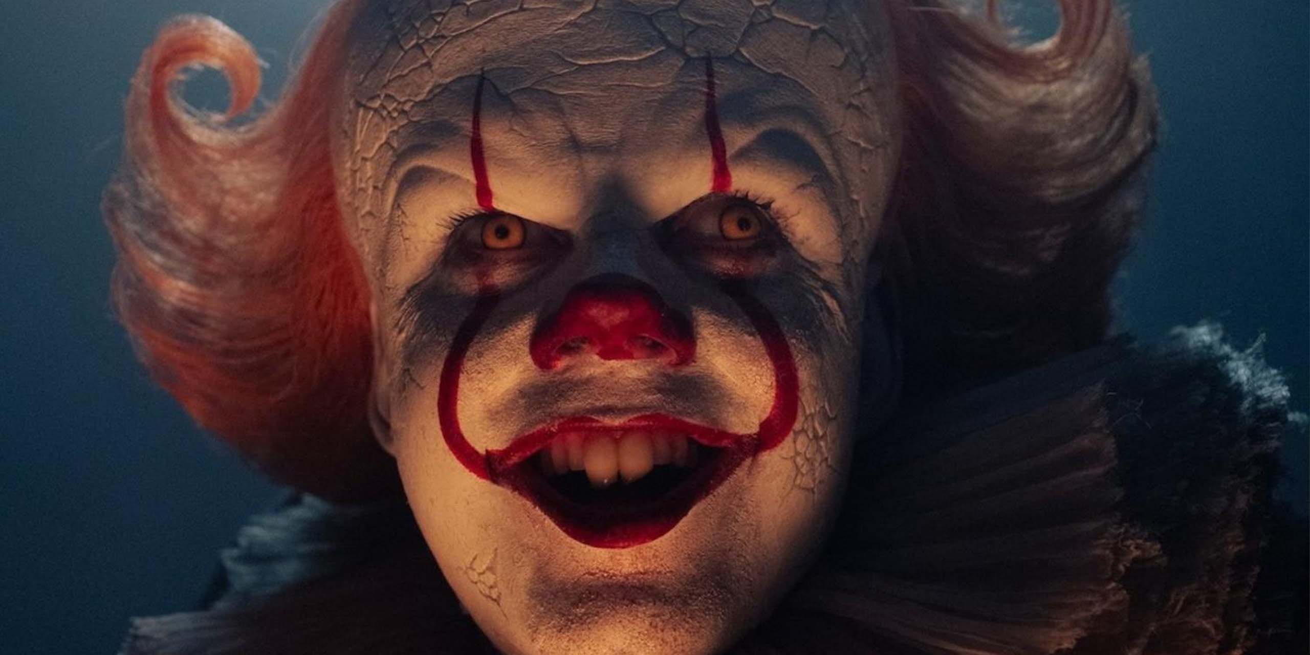 Le terrifiant clown Pennywise ( Bill Skarsgård) dans la série Ça : Bienvenue à Derry.