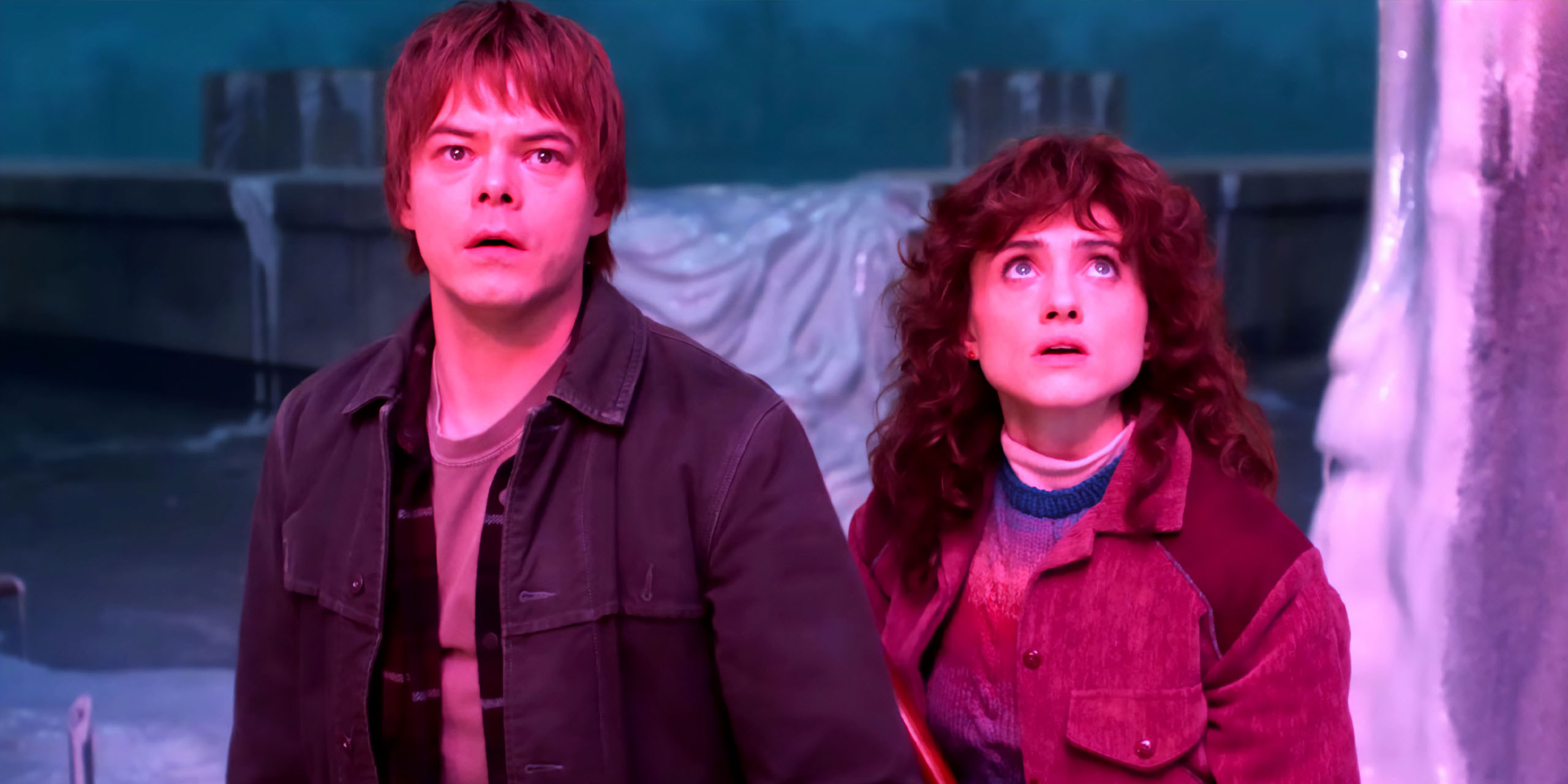 Jonathon (Charlie Heaton) et Nancy (Natalia Dyer) semblent inquiets face à quelque chose dans le Monde à l'Envers, dans la saison 5 de Stranger Things.
