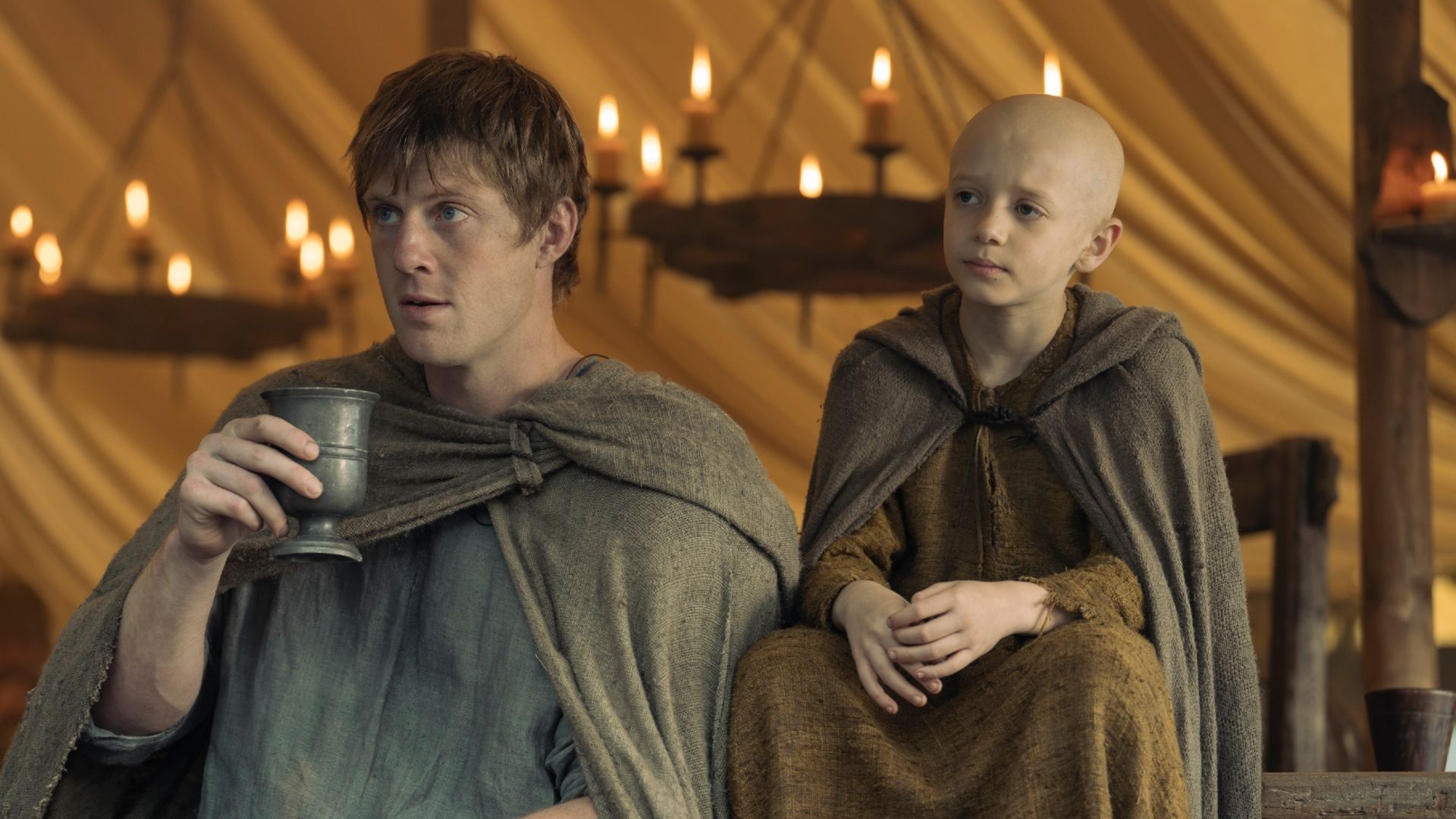 Dunk (Peter Claffey) et Egg (Dexter Sol Ansell) assis ensemble dans A Knight of the Seven Kingdoms.
