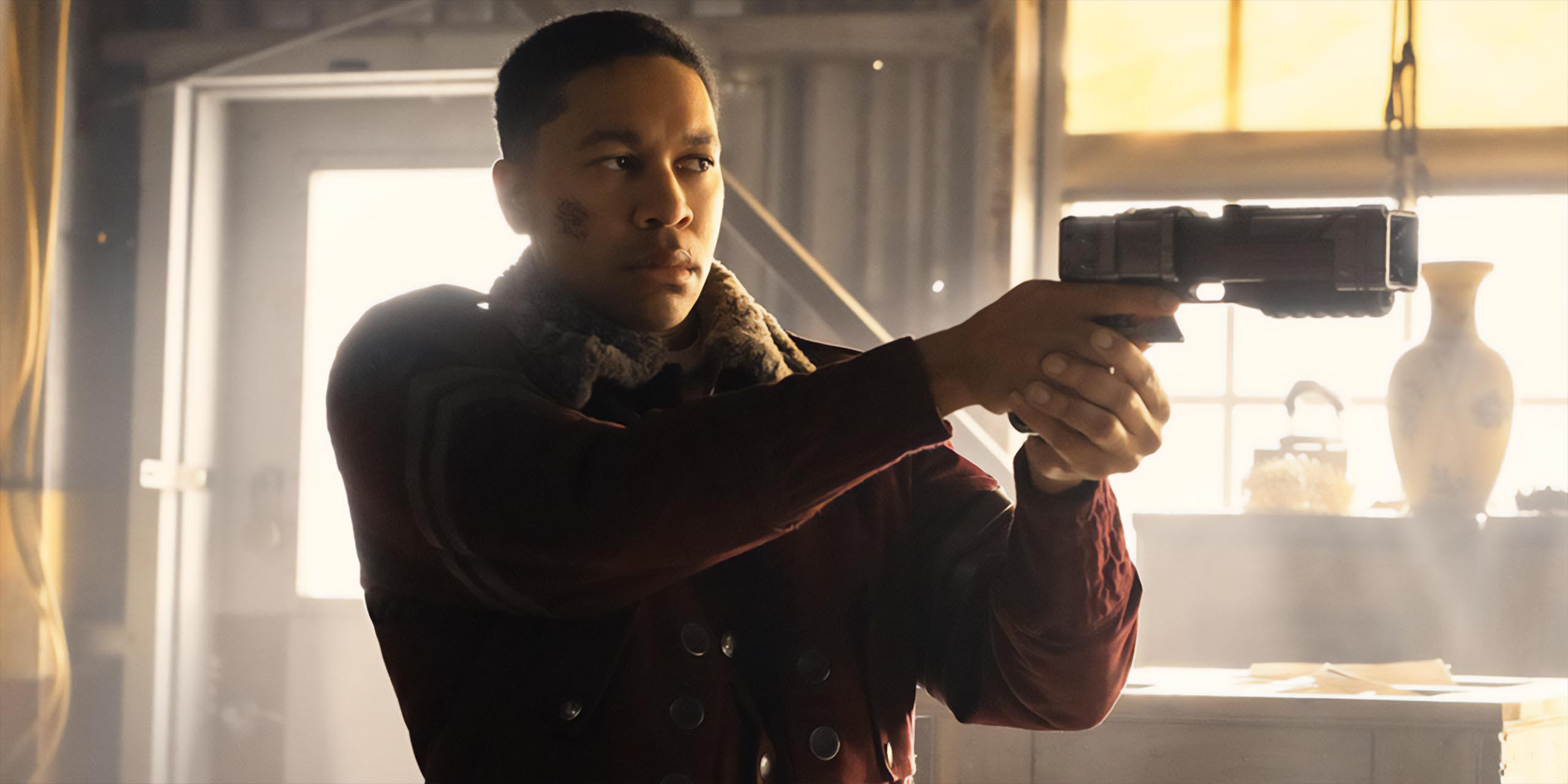 Aaron Moten, dans le rôle de Maximus, pointe une arme hors champ dans la saison 2 de Fallout.