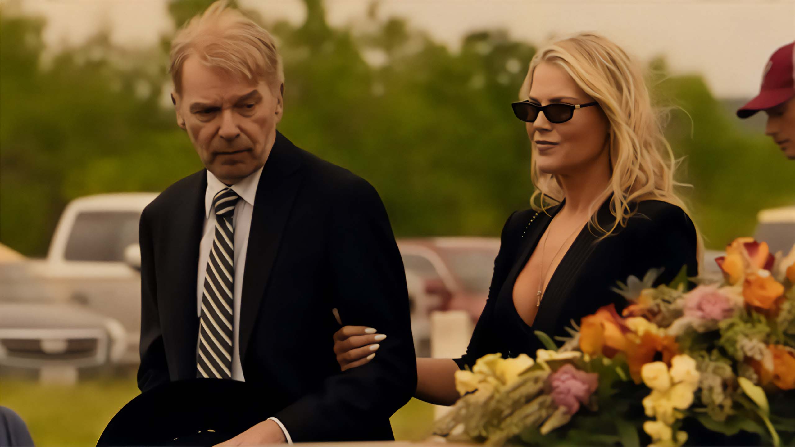 Billy Bob Thornton dans le rôle de Tommy Norris et Ali Larter dans le rôle d'Angela Norris, aux funérailles de Dorothy dans la saison 2 de Landman.