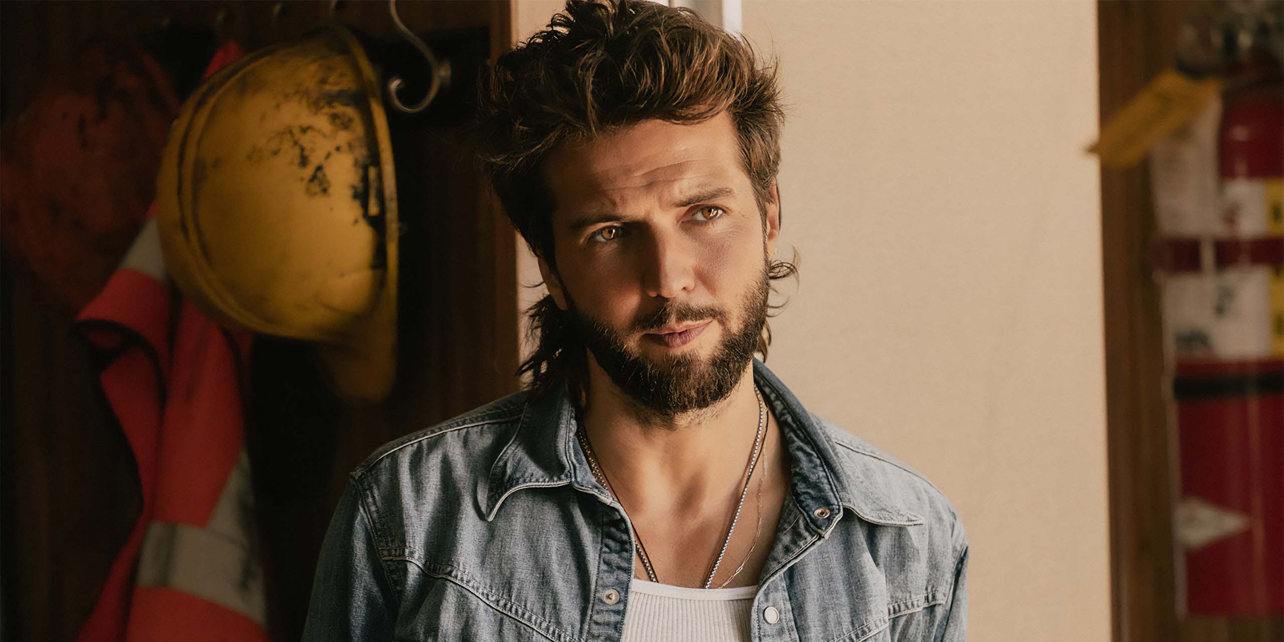 Guy Burnet dans le rôle de Charlie Newsom dans l'épisode 6 de la saison 2 de Landman, disponible en streaming sur Paramount.