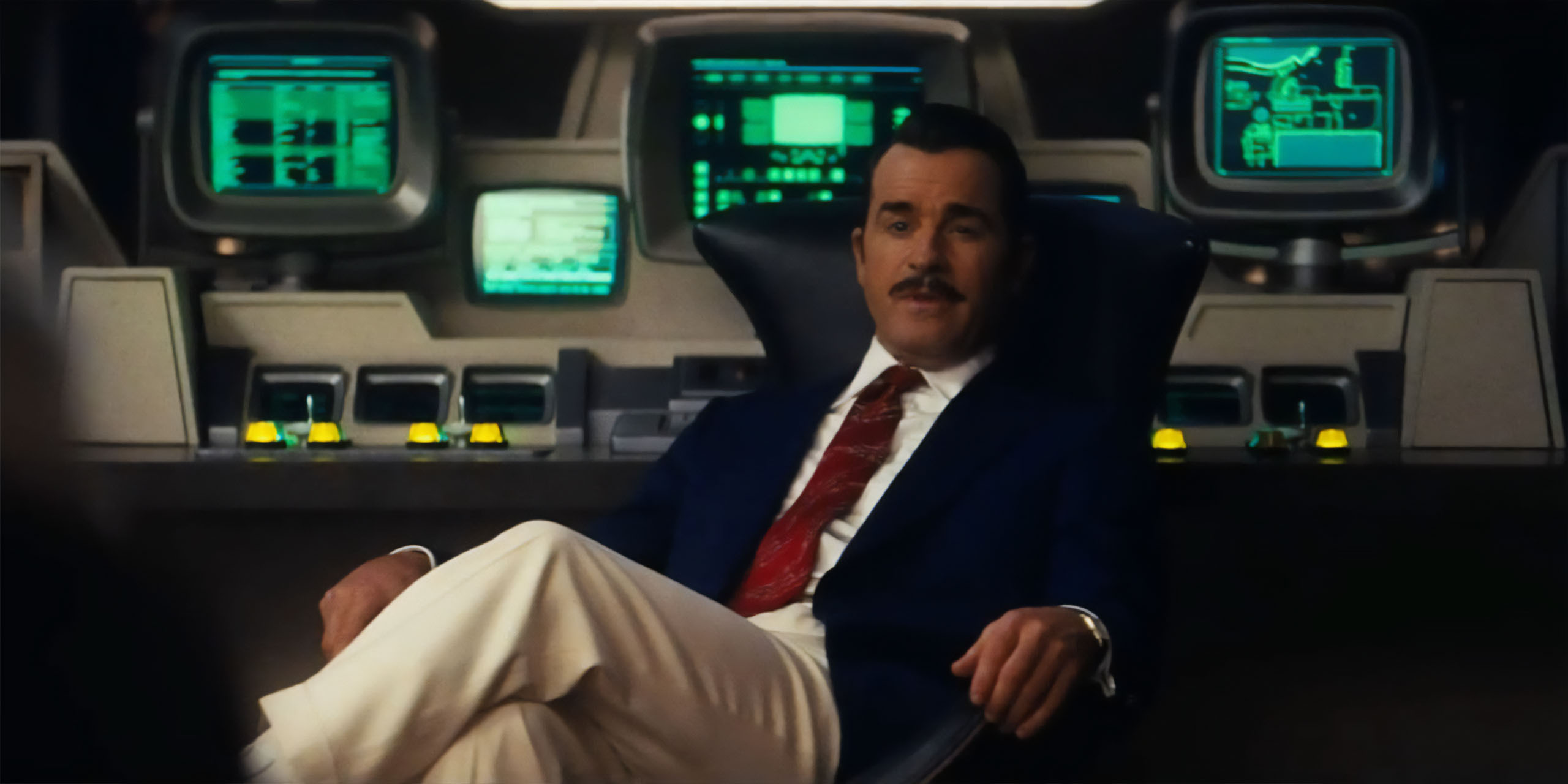 Robert House (Justin Theroux) assis devant plusieurs ordinateurs dans la saison 2 de Fallout