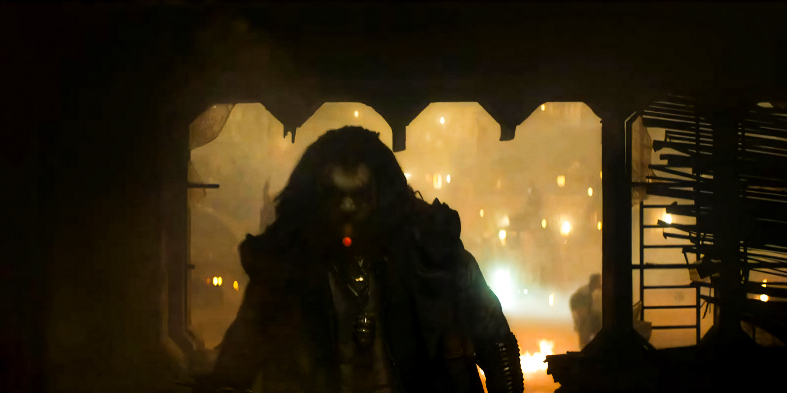 Jason Momoa dans le rôle de Lobo dans Supergirl.