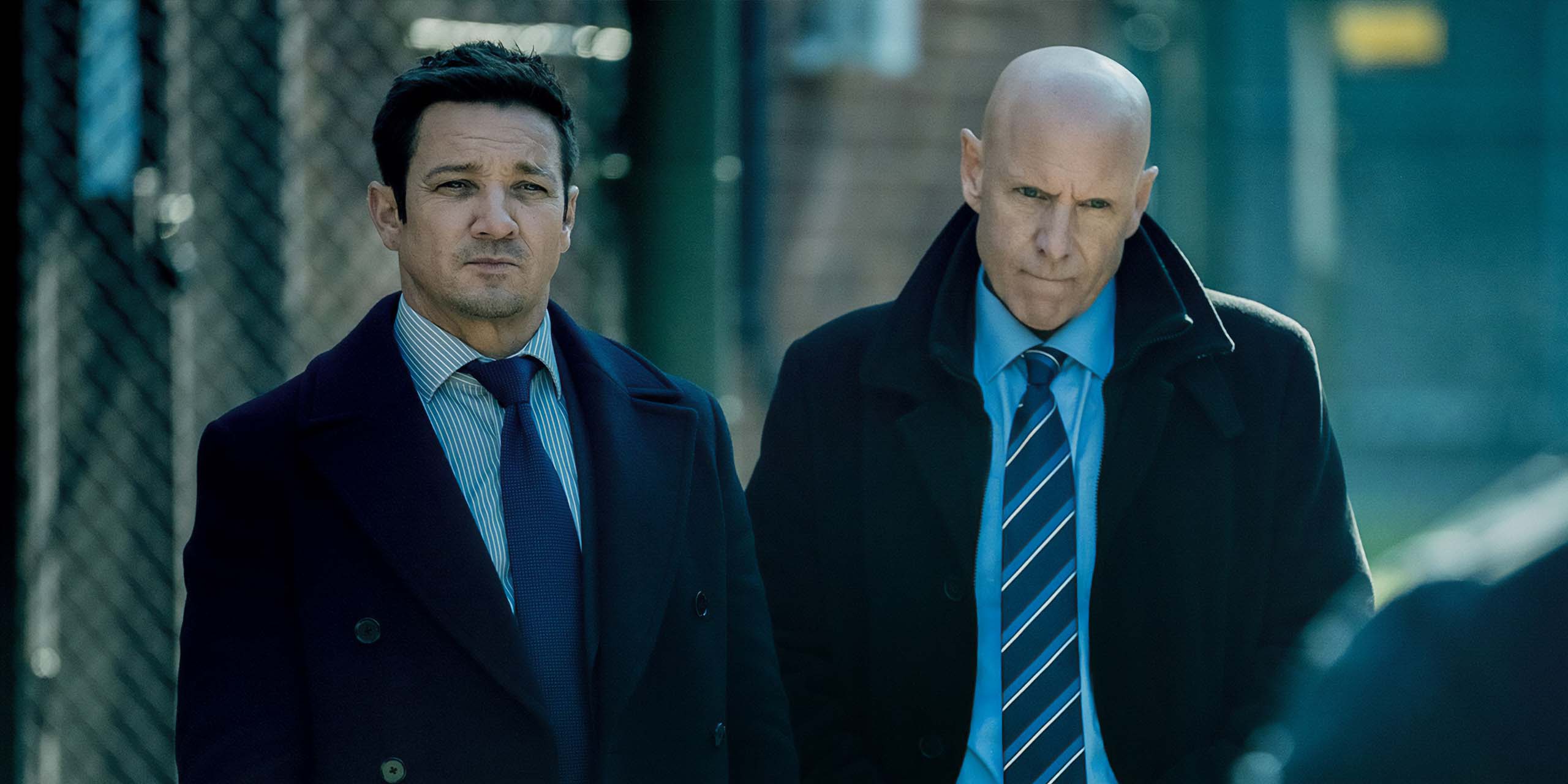 Jeremy Renner dans le rôle de Mike McLusky et Hugh Dillon dans celui d'Ian dans l'épisode 8 de la saison 4 de Mayor of Kingstown