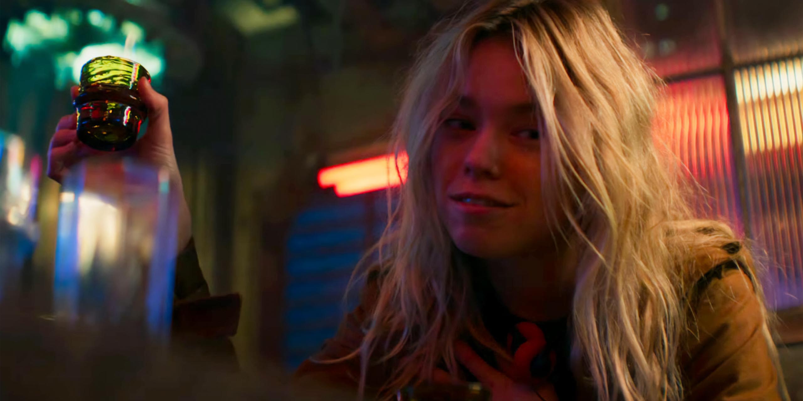 Kara se saoulant dans un bar pour fêter ses 23 ans dans Supergirl.