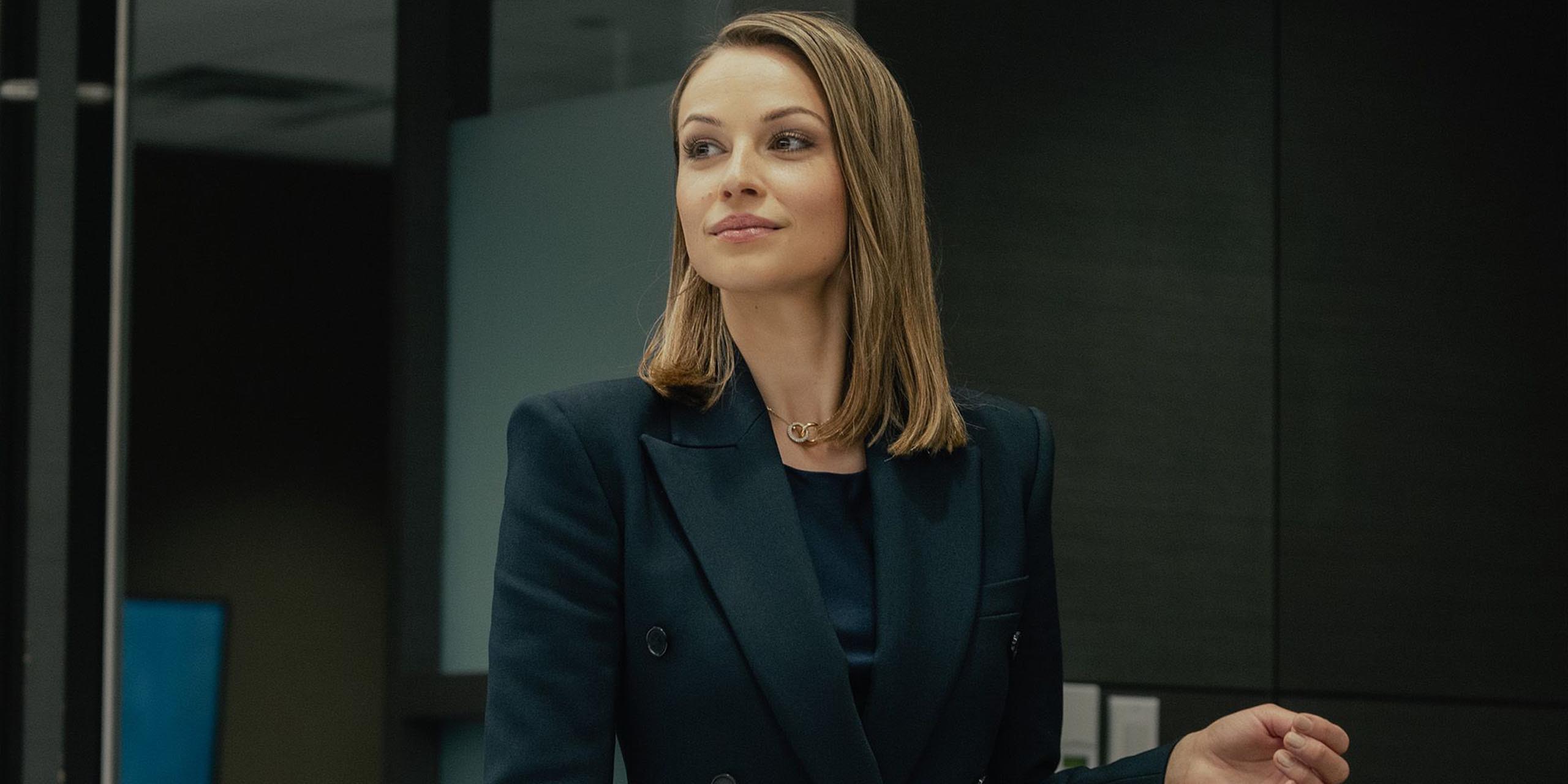 Kayla Wallace, dans le rôle de Rebecca, se tient dans une salle de conférence dans Landman.