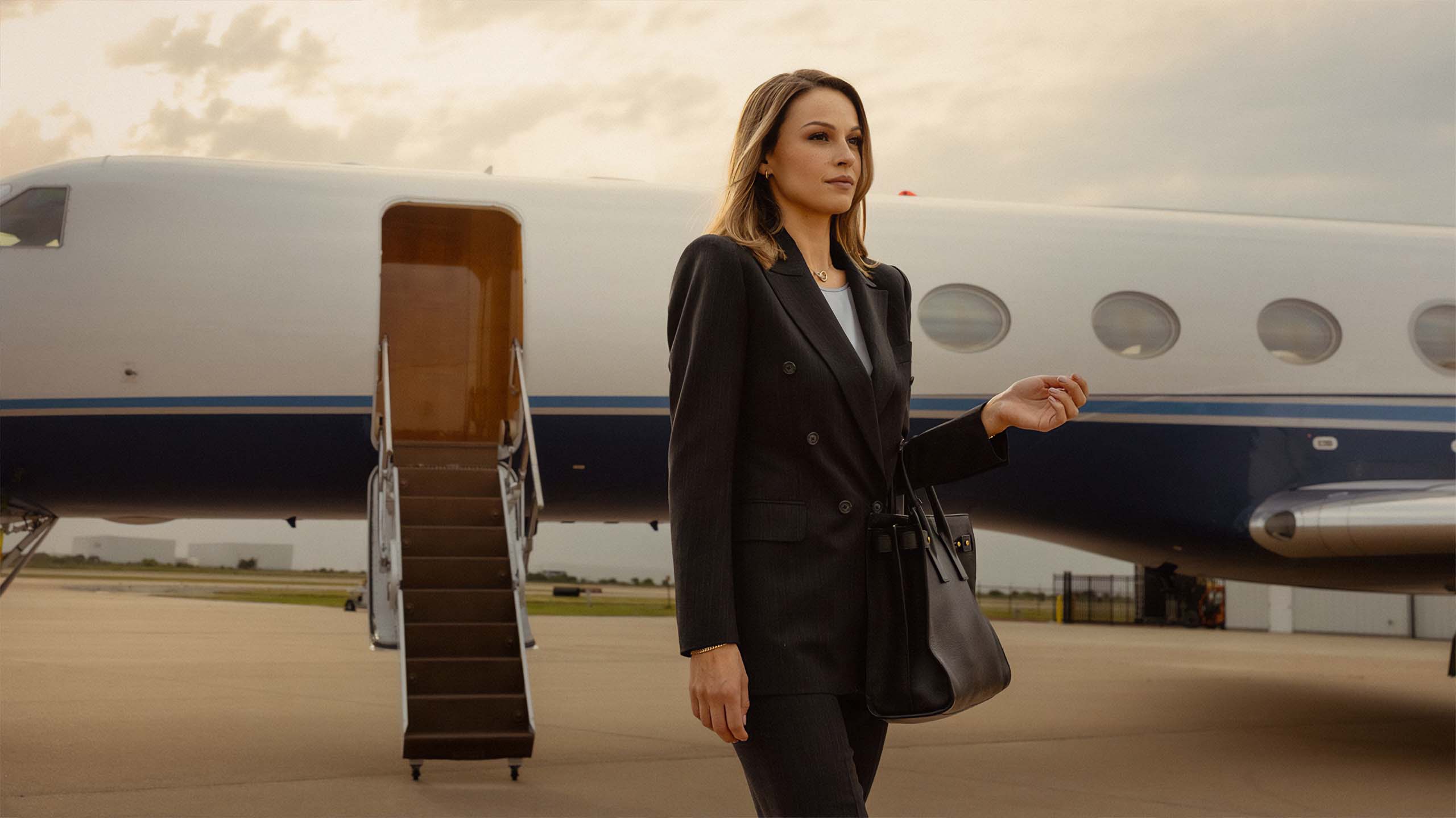 Rebecca (Kayla Wallace) débarque de l'avion dans Landman.