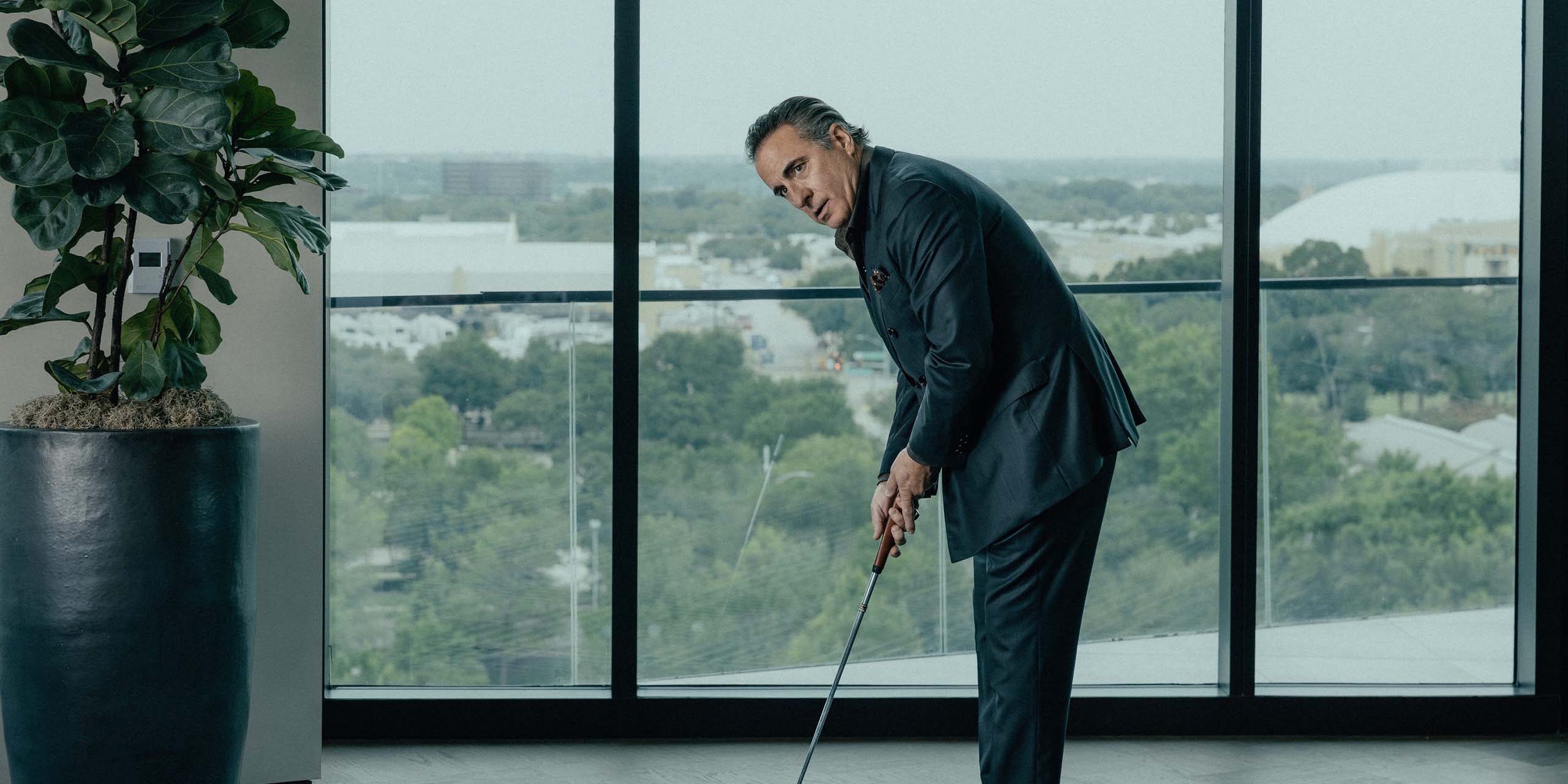 Andy Garcia, dans le rôle de Gallino, joue au golf dans son bureau dans Landman.