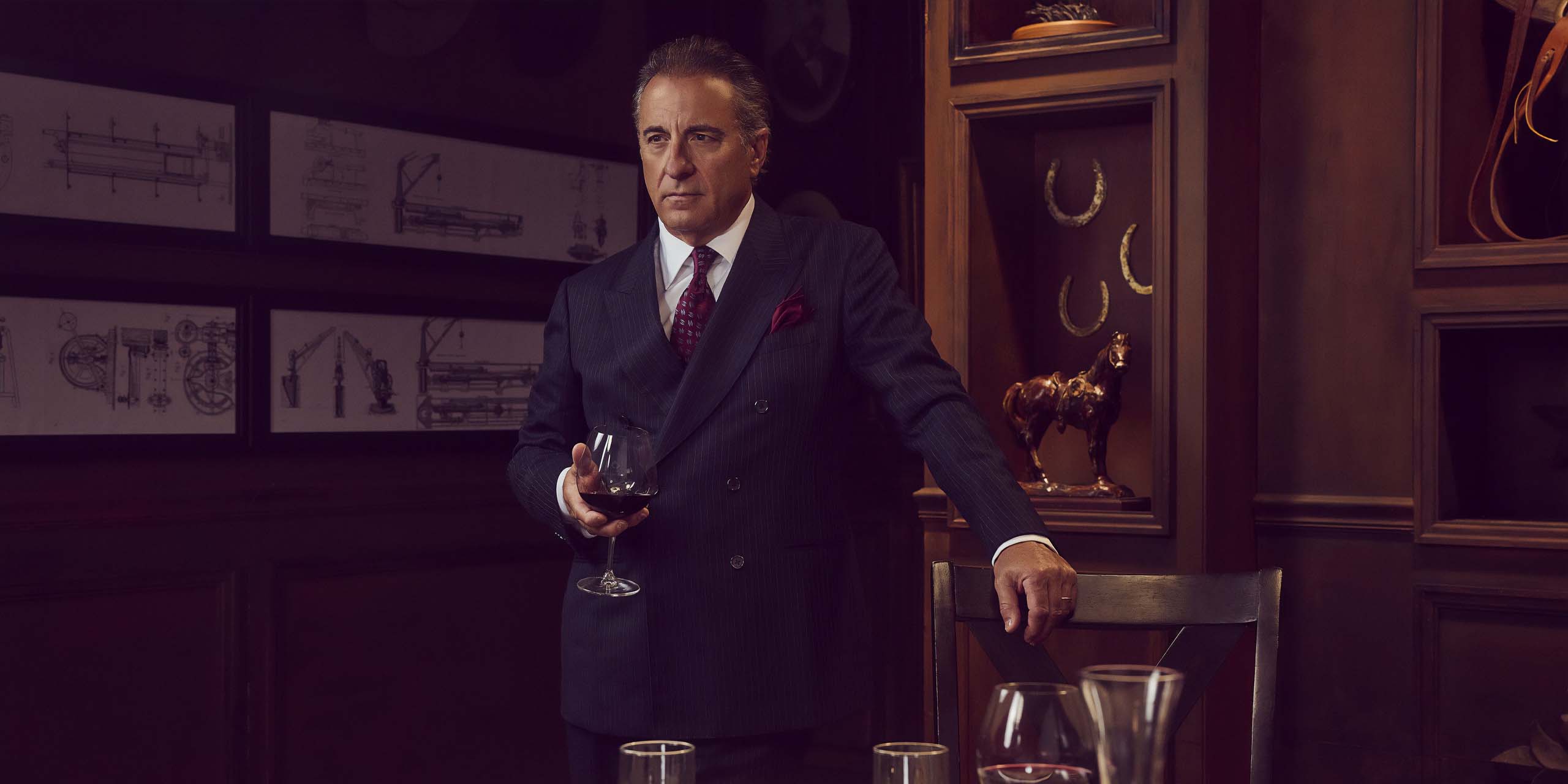 Gallino tenant un verre de vin rouge dans Landman.