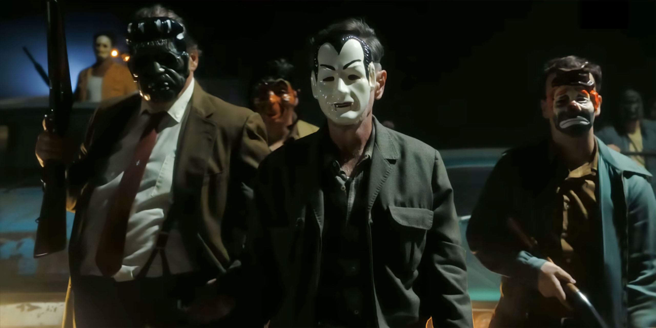 Les personnes masquées arrivent au Black Spot dans Ça : Bienvenue à Derry.