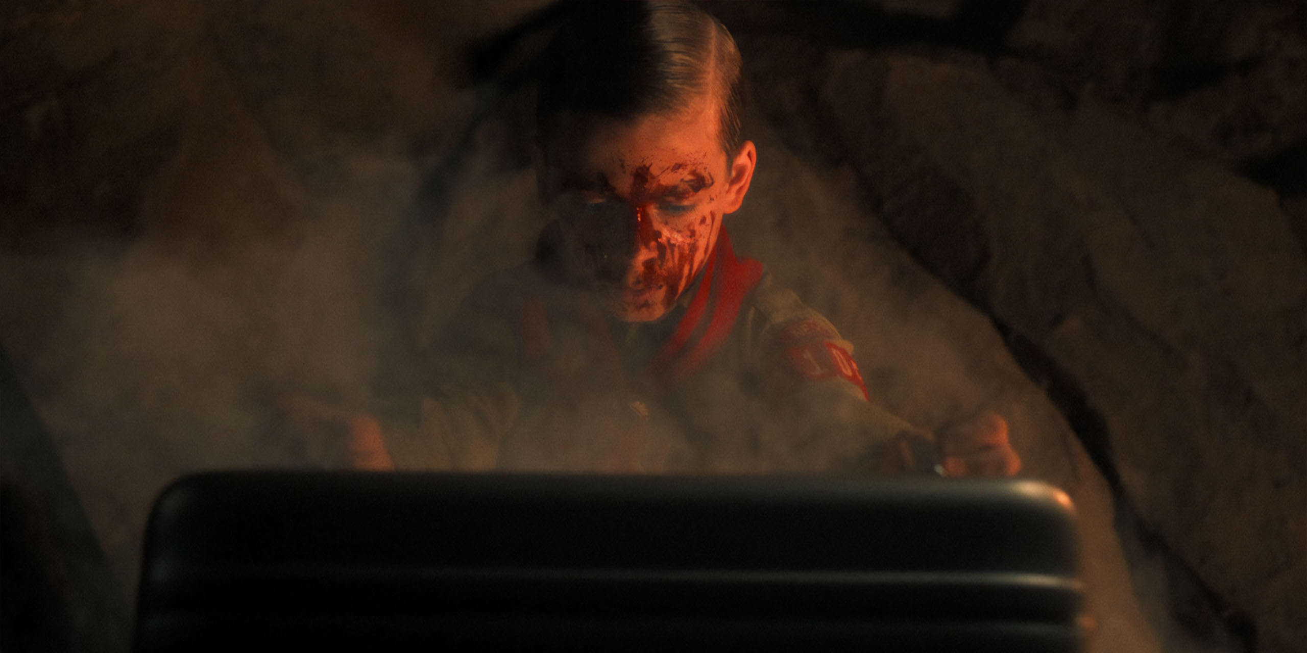 Le jeune Henry ouvrant l'étrange mallette dans la grotte dans le final de Stranger Things.